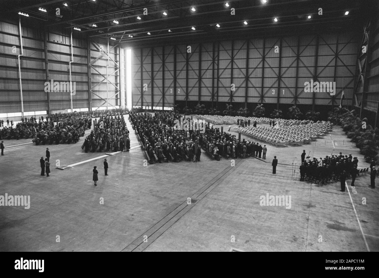 Servizio di lutto a Schiphol per le vittime dello schianto aereo a Tenerife Descrizione: 1 minuto di silenzio all'inizio della commemorazione Data: 6 aprile 1977 luogo: Noord-Holland, Schiphol Parole Chiave: Commemorazioni, disastri, vittime, incidenti aerei Foto Stock