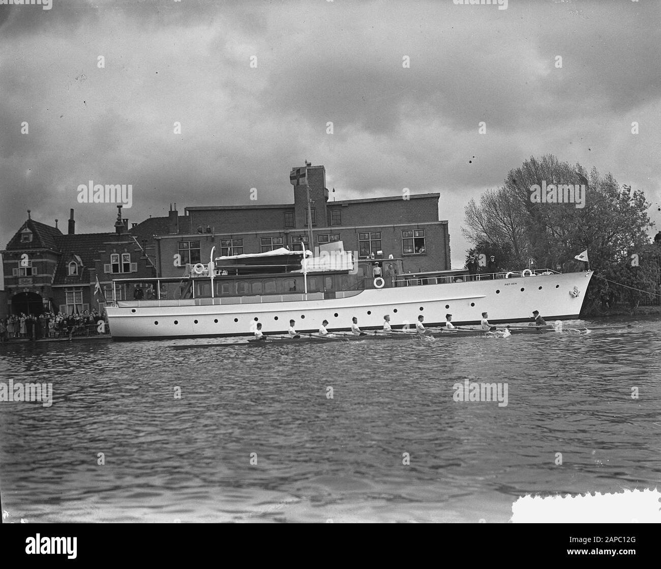 Visita Royal Couple a Alphen aan den Rijn alle gare di canottaggio Hollandia Data: 21 maggio 1954 luogo: Alphen aan den Rijn, Zuid-Holland Parole Chiave: Partite di canottaggio, visite Nome personale: Hollandia Foto Stock