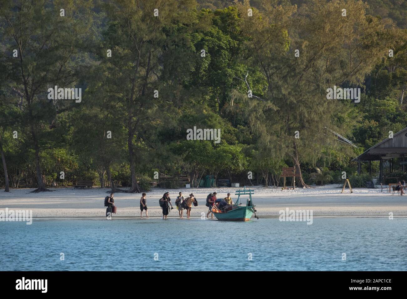 Cambogia, Isole Rong. I turisti che arrivano in barca viaggiano sull'Isola di Koh Rong. Foto Stock