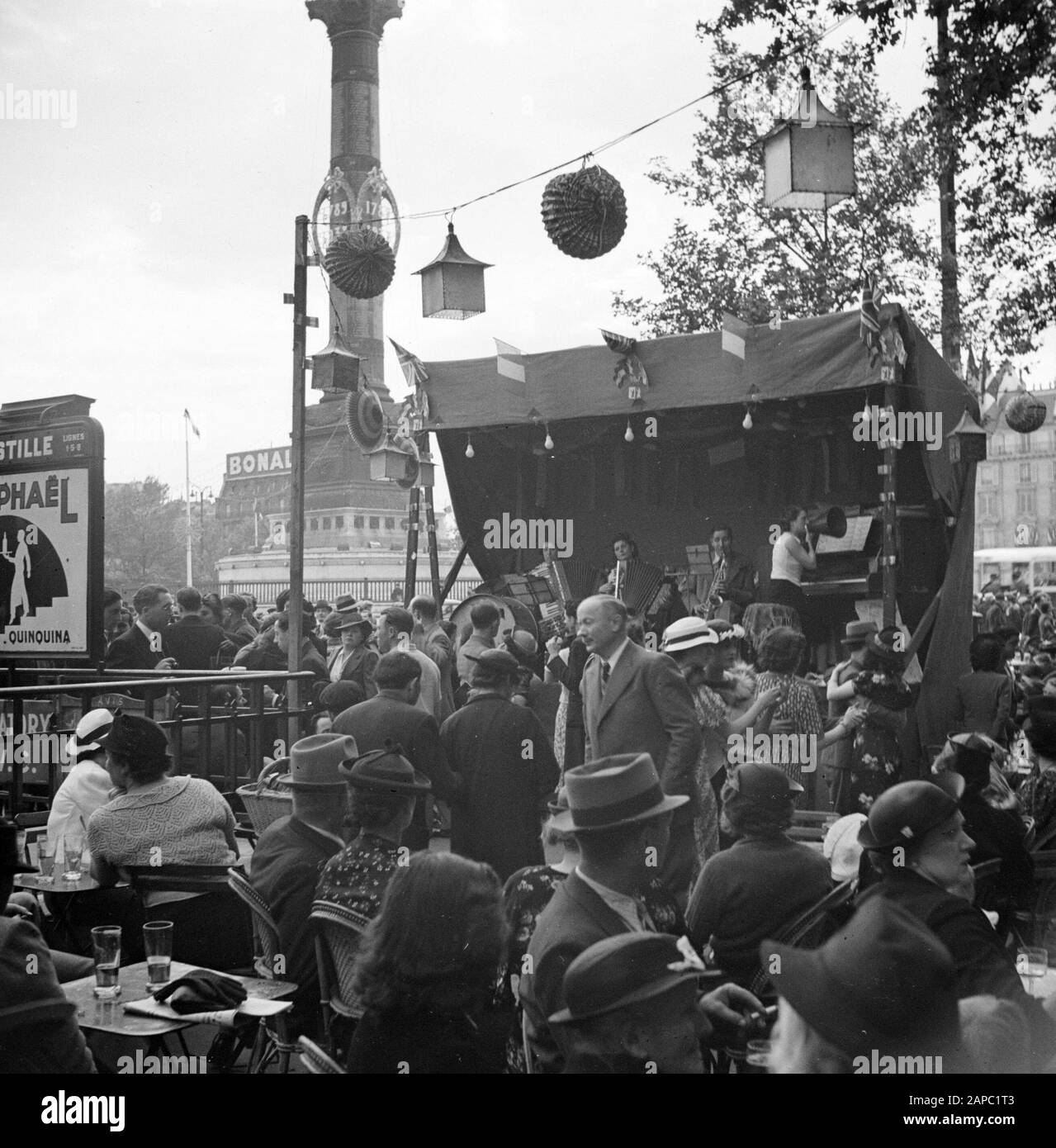 Quatorze Juillet a Parigi Descrizione: 14 luglio 1938 Parigi, festa a Place de la Bastille. Orchestra con 3 donne e un uomo. Pianista è anche un cantante, si rafforza con un corno di chiamata. Ingresso sinistro della stazione della metropolitana Bastille. In background la colonne de juillet Data: 14 Luglio 1938 Località: Francia, Parigi Parole Chiave: Popolazione, feste, lanterne, sculture di strada, terrazze Nome personale: Bastille Foto Stock