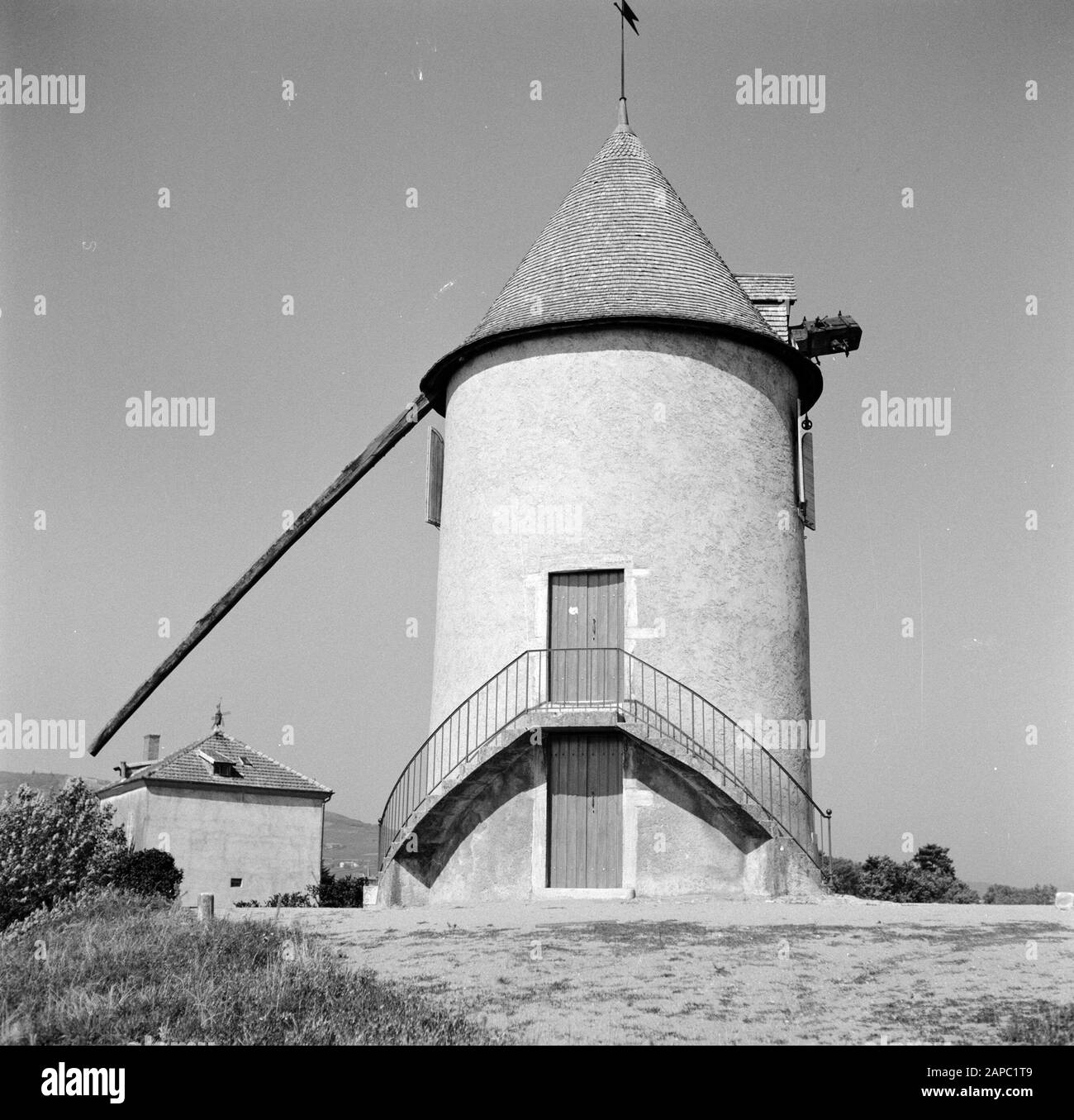 Regione del vino - Beaujolais Descrizione: Mulino a vento 13th secolo nei vigneti del Moulin á Vent Data: Non ondato posizione: Borgogna, Francia Parole Chiave: Viticoltura, regioni vinicole, mulini a vento Foto Stock