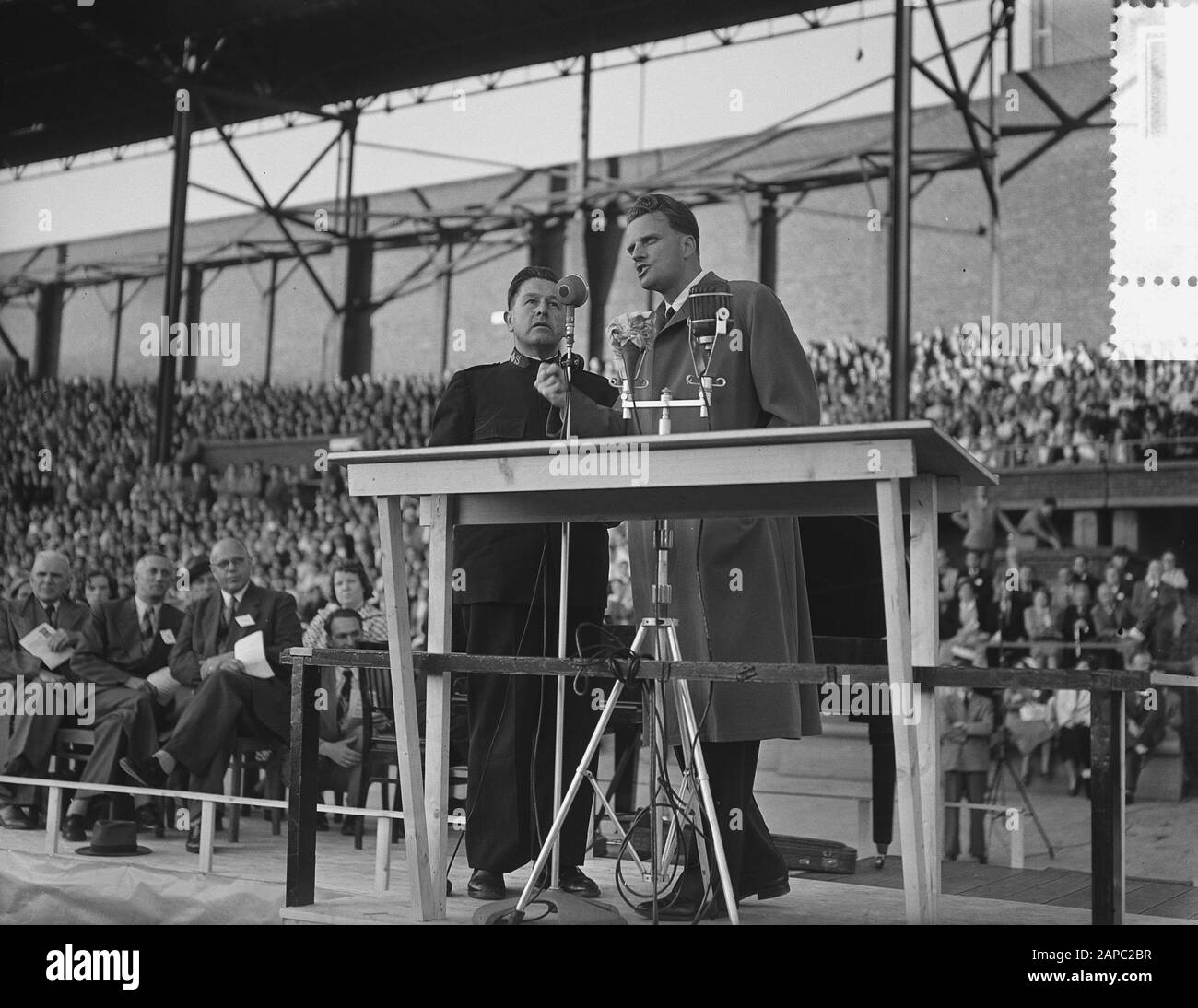 Billy Graham (evangelista americano) nei Paesi Bassi, meeting Olympic Stadium Annotation: Next to HIM (left) il suo traduttore Major L. Nijman of the Salvation Army Date: 22 June 1954 Location: Amsterdam, Noord-Holland Keywords: Meeting, evangelisti, religione, stadi Nome personale: Graham, Billy, Nijman, L. Institution name: Olympic Stadium Foto Stock