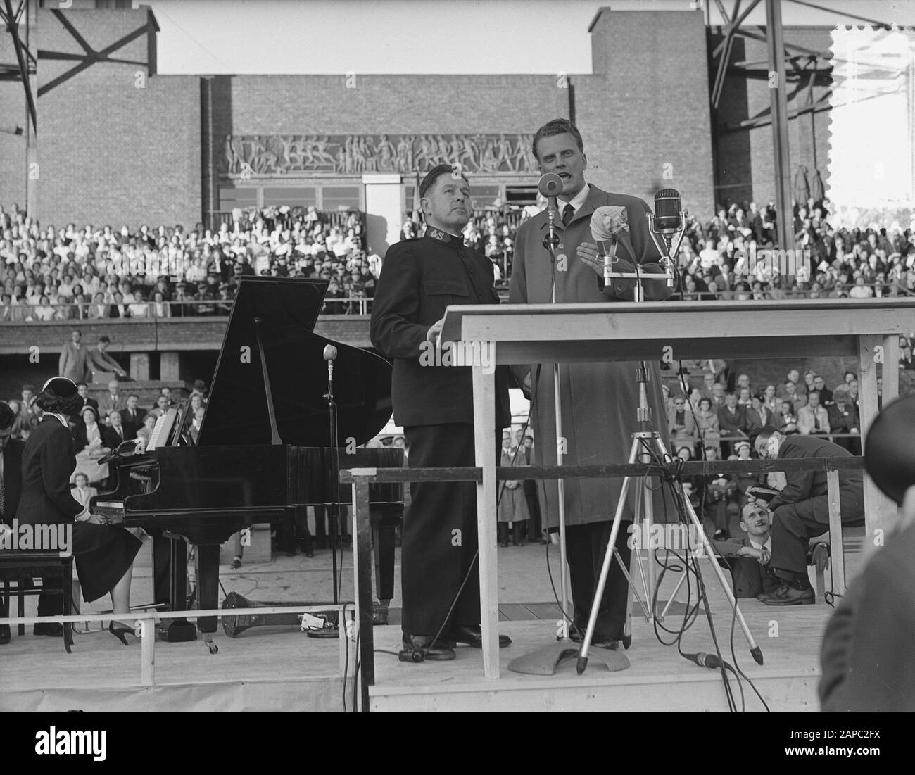 Billy Graham (evangelista americano) nei Paesi Bassi, meeting Olympic Stadium Annotation: Next to HIM (left) il suo traduttore Major L. Nijman of the Salvation Army Date: 22 June 1954 Location: Amsterdam, Noord-Holland Keywords: Meeting, evangelisti, religione, stadi Nome personale: Graham, Billy, Nijman, L. Institution name: Olympic Stadium Foto Stock