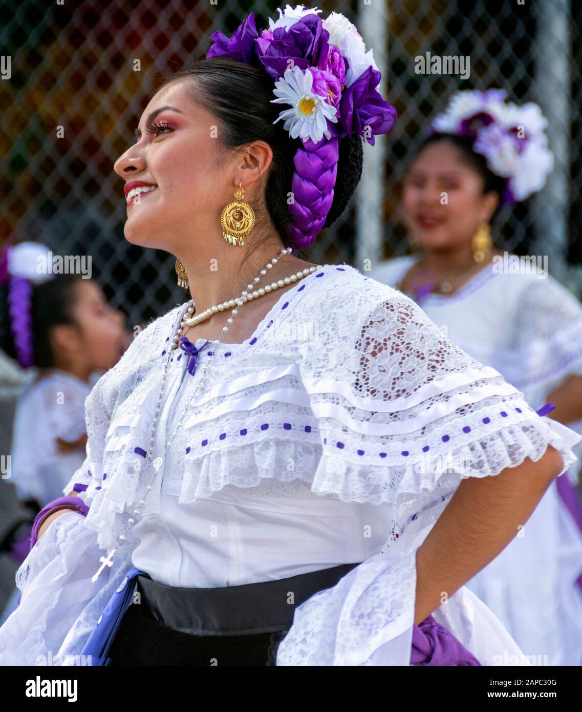Bella messicana ballerino femminile indossa un Veracruz Jarocho tradizionale vestito e Headdress Ensemble come lei esegue una bella, ondeggiante danza all'aperto. Foto Stock