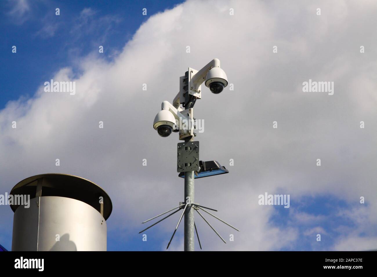 Vista ad angolo basso sulle telecamere di sorveglianza contro il cielo blu e le nuvole nel centro della città di Venlo per una maggiore sicurezza Foto Stock