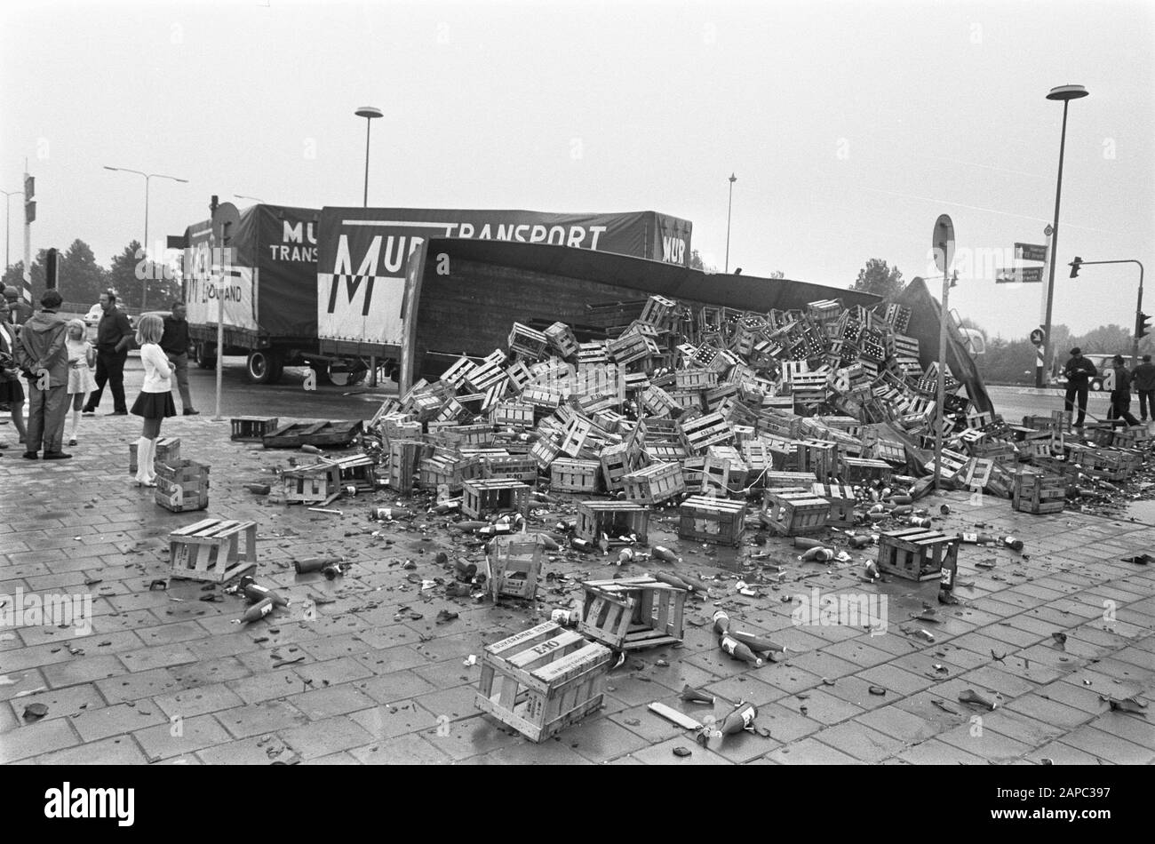 2 camion con semi-rimorchio, carichi di barili e bottiglie di bevande analcoliche, colliding al ponte di Utrechtse, Amsterdam: Havage Data: 19 agosto 1969 posizione: Amsterdam, Noord-Holland Parole Chiave: Collisioni, BOTTI, ponti, camion Foto Stock