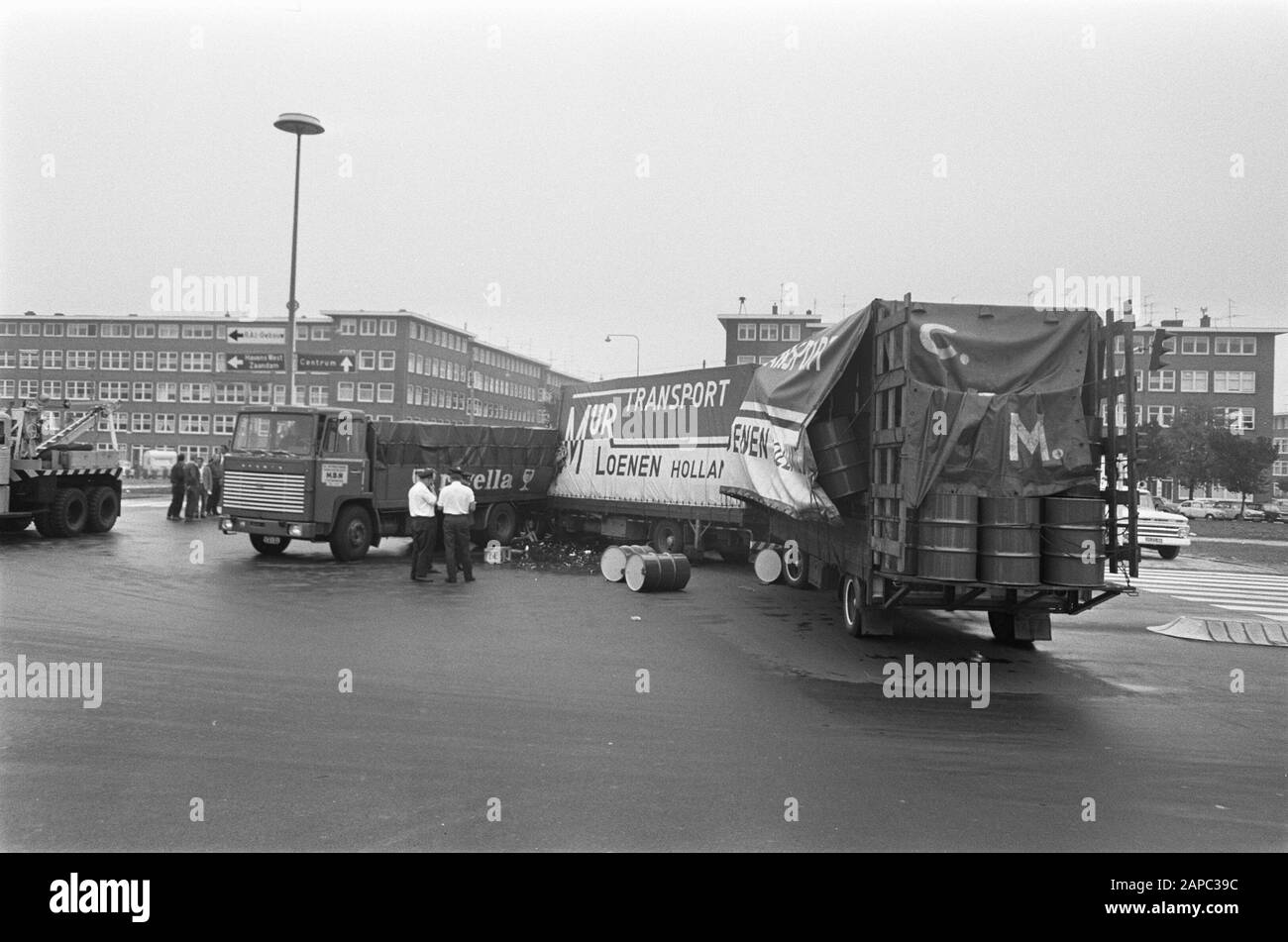 2 camion con semi-rimorchio, carichi di barili e bottiglie di bevande analcoliche, colliding al ponte di Utrechtse, Amsterdam: Havage Data: 19 agosto 1969 posizione: Amsterdam, Noord-Holland Parole Chiave: Collisioni, BOTTI, ponti, camion Foto Stock