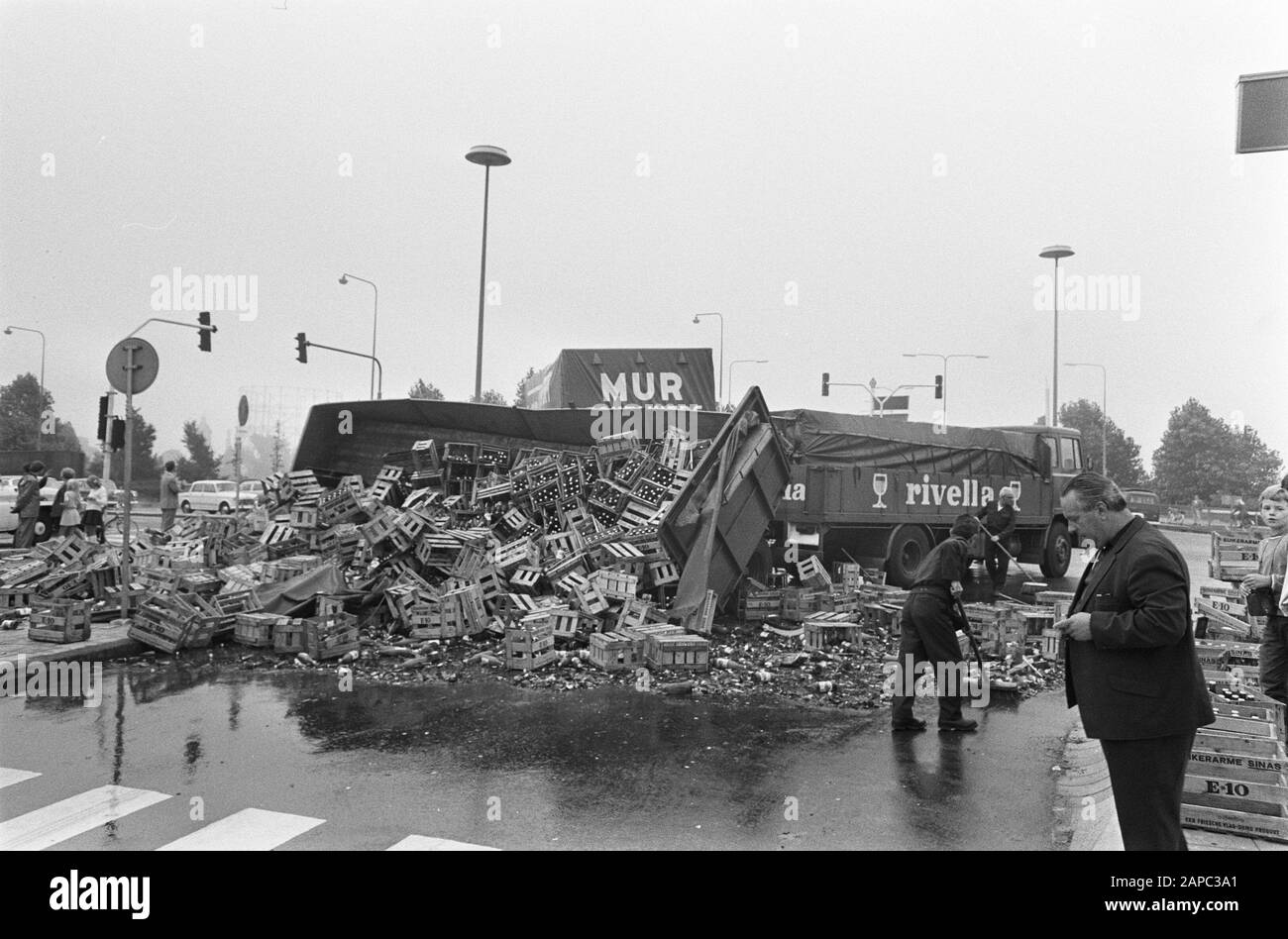 2 camion con semi-rimorchio, carichi di barili e bottiglie di bevande analcoliche, colliding al ponte di Utrechtse, Amsterdam: Havage Data: 19 agosto 1969 posizione: Amsterdam, Noord-Holland Parole Chiave: Collisioni, BOTTI, ponti, camion Foto Stock