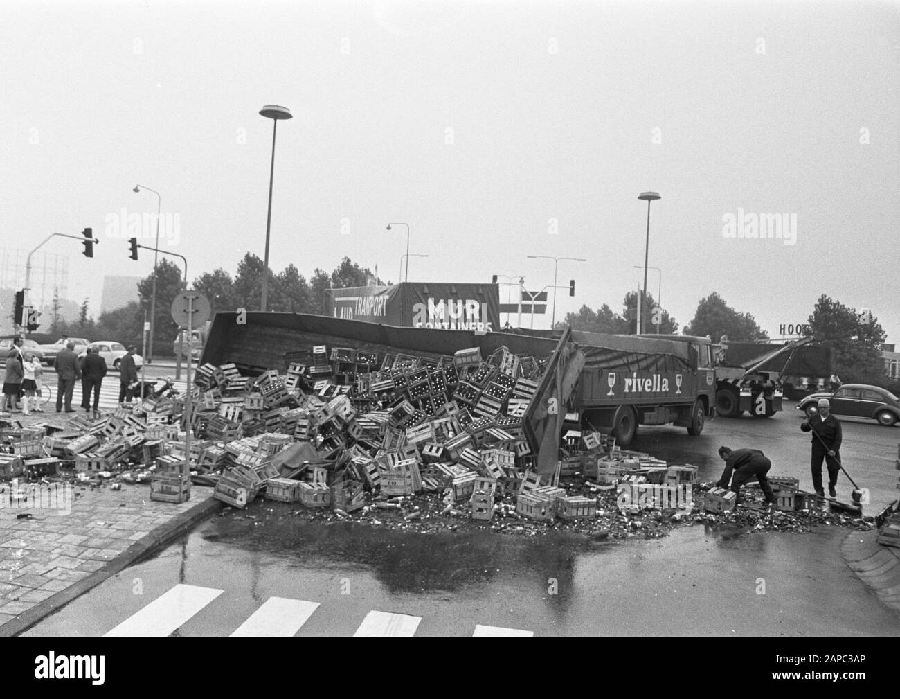2 camion con semi-rimorchio, carichi di barili e bottiglie di bevande analcoliche, colliding al ponte di Utrechtse, Amsterdam: Havage Data: 19 agosto 1969 posizione: Amsterdam, Noord-Holland Parole Chiave: Collisioni, BOTTI, ponti, camion Foto Stock