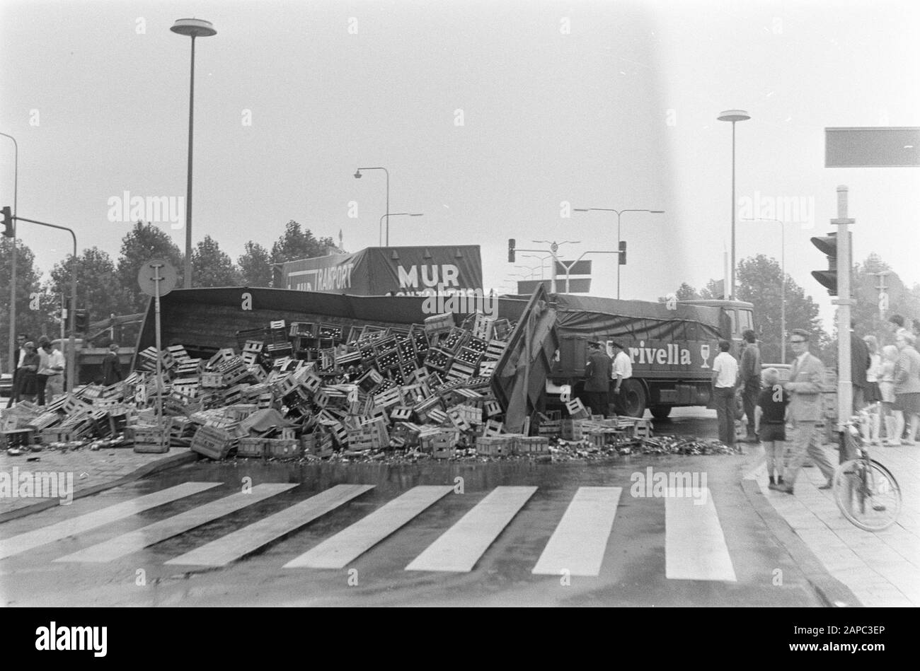 2 camion con semi-rimorchio, carichi di barili e bottiglie di bevande analcoliche, colliding al ponte di Utrechtse, Amsterdam: Havage Data: 19 agosto 1969 posizione: Amsterdam, Noord-Holland Parole Chiave: Collisioni, BOTTI, ponti, camion Foto Stock