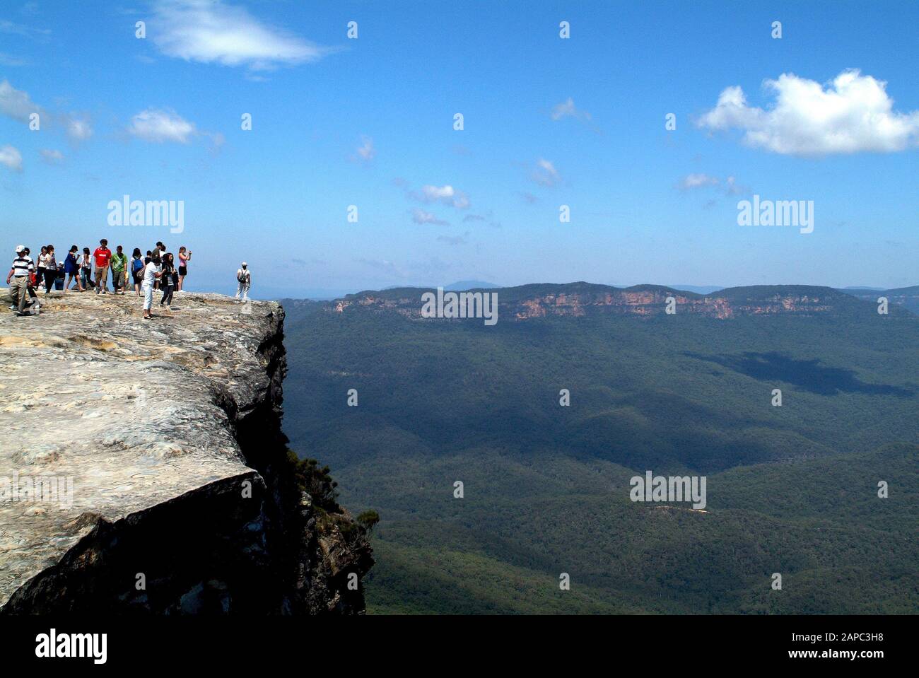 Katoomba, NSW, Australia - 22 febbraio 2008: Turisti non identificati al punto panoramico di Kings Tableland nel parco nazionale delle Blue Mountains Foto Stock