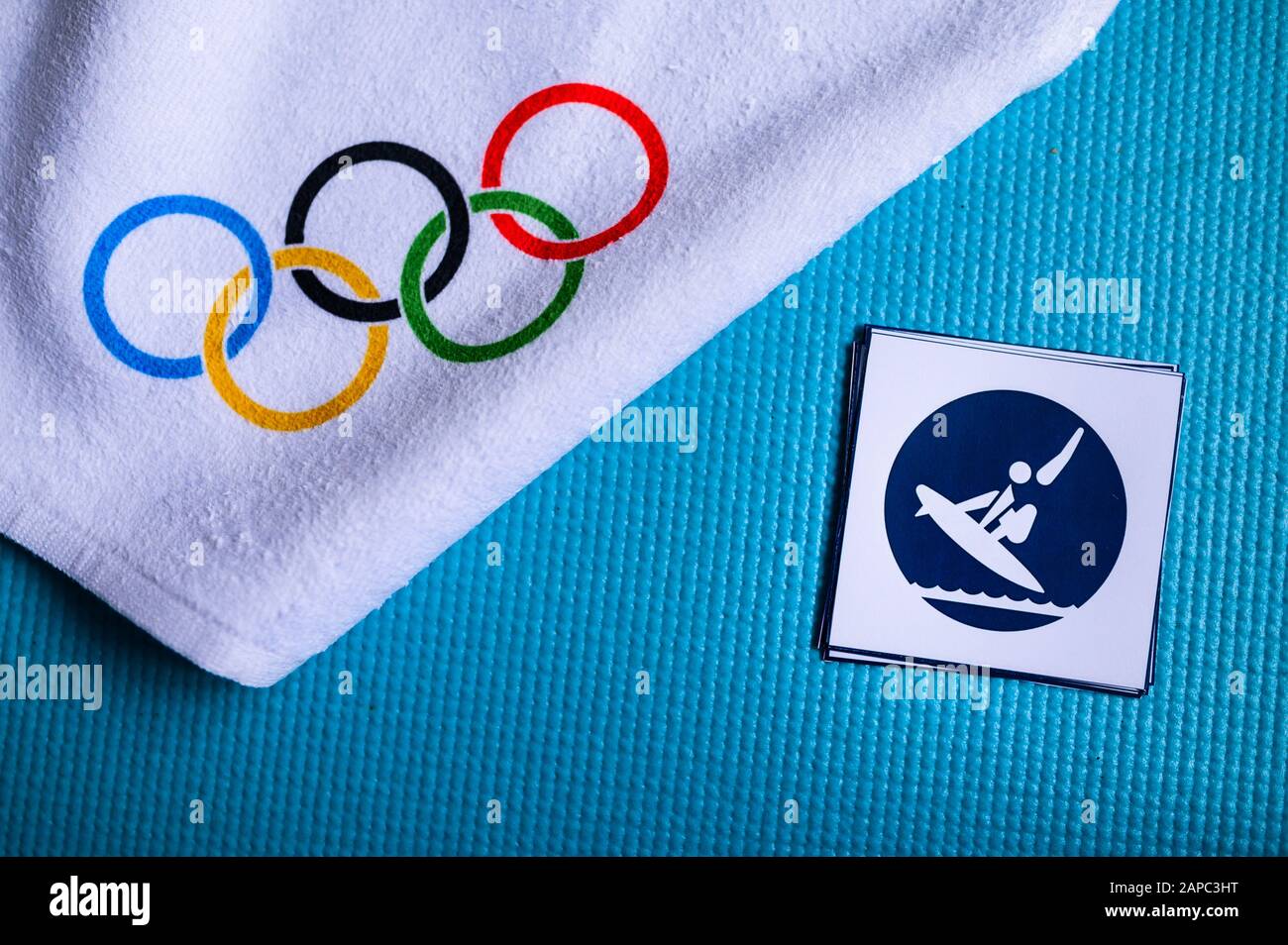 TOKYO, GIAPPONE, GENNAIO. 20. 2020: Pittogramma di surf e anelli olimpici. Carta da parati originale per il gioco olimpico Foto Stock