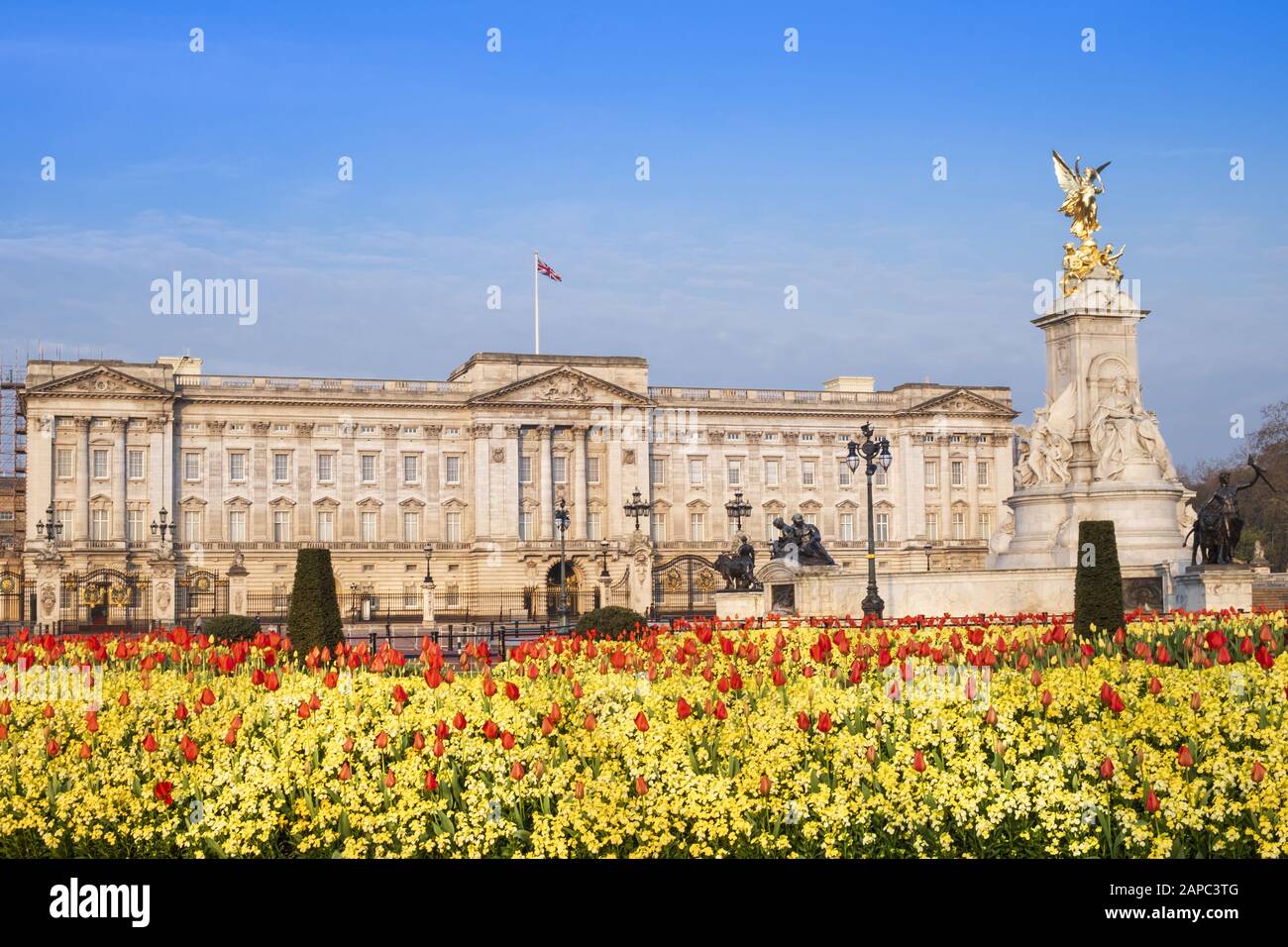 La facciata di Buckingham Palace, residenza ufficiale della Regina d'Inghilterra, Westminster, Londra Foto Stock