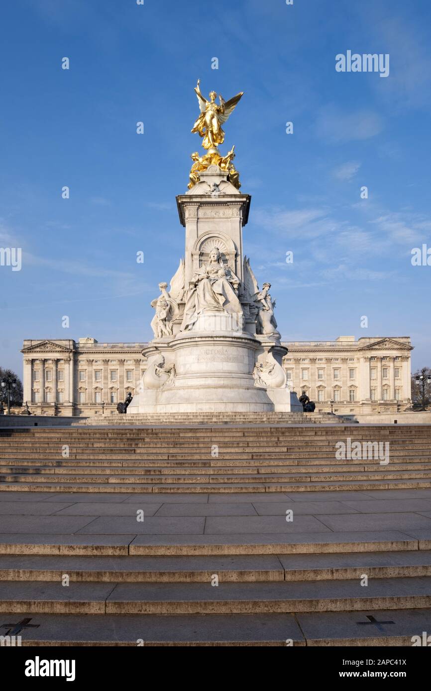 Londra. Il Victoria Memorial con la facciata di Buckingham Palace dietro. Foto Stock