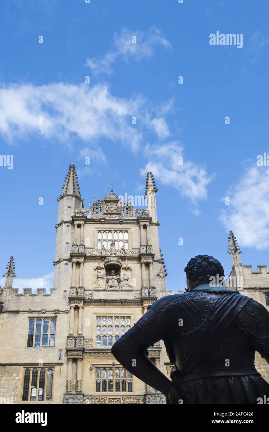 Oxfordshire, Oxford University, la statua di Thomas Bodley e l'edificio della biblioteca Bodleiana. La libreria prende il nome da Bodley Foto Stock