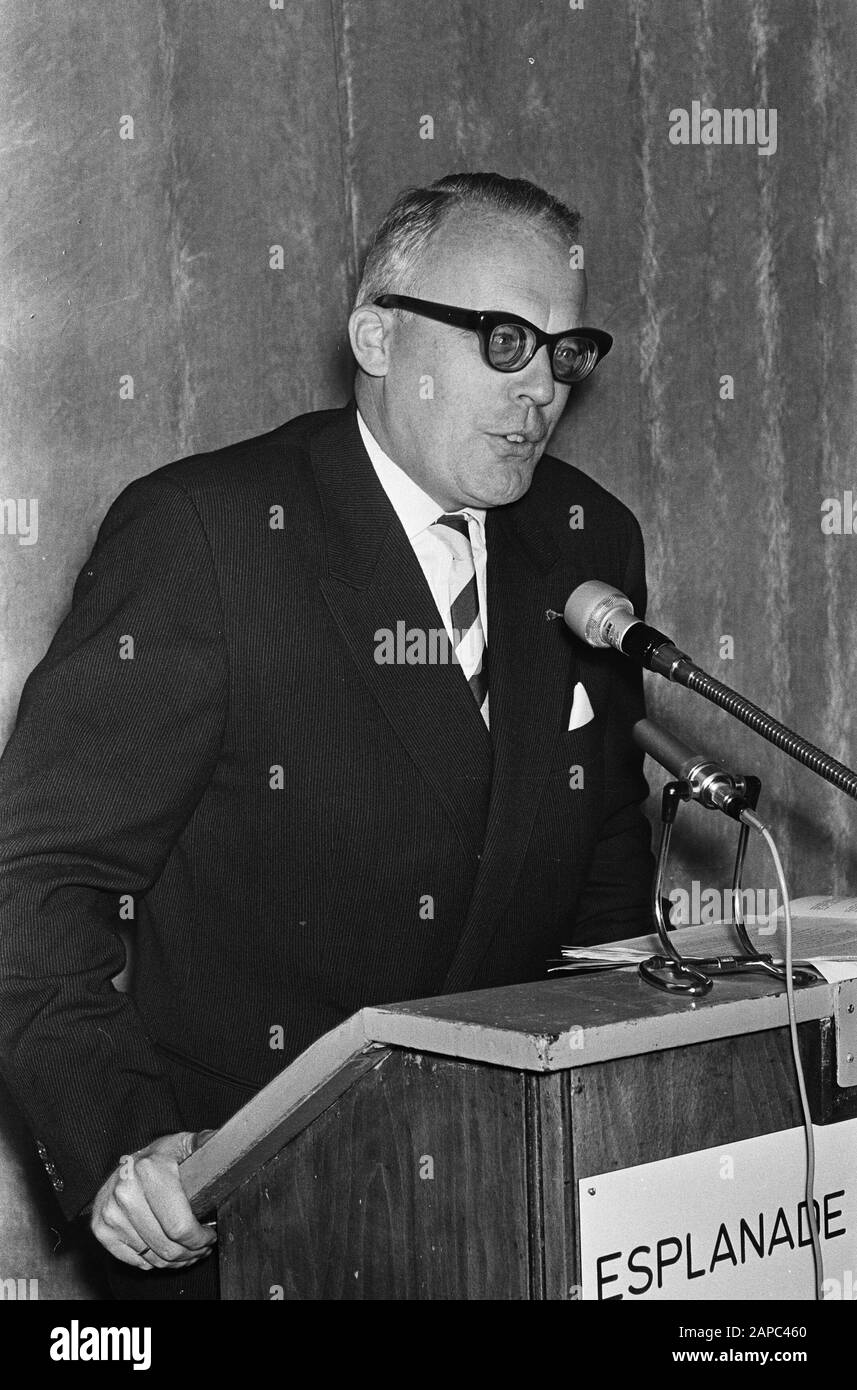 25 anniversario del Convento delle Organizzazioni sociali Cristelijke, commemorato ad Utrecht. Prof. mr. J. Verdam, membro Data: 2 maggio 1963 Località: Utrecht Parole Chiave: Consiglio, commemorazioni, membri Nome personale: Prof. mr. P. J. Verdam Foto Stock