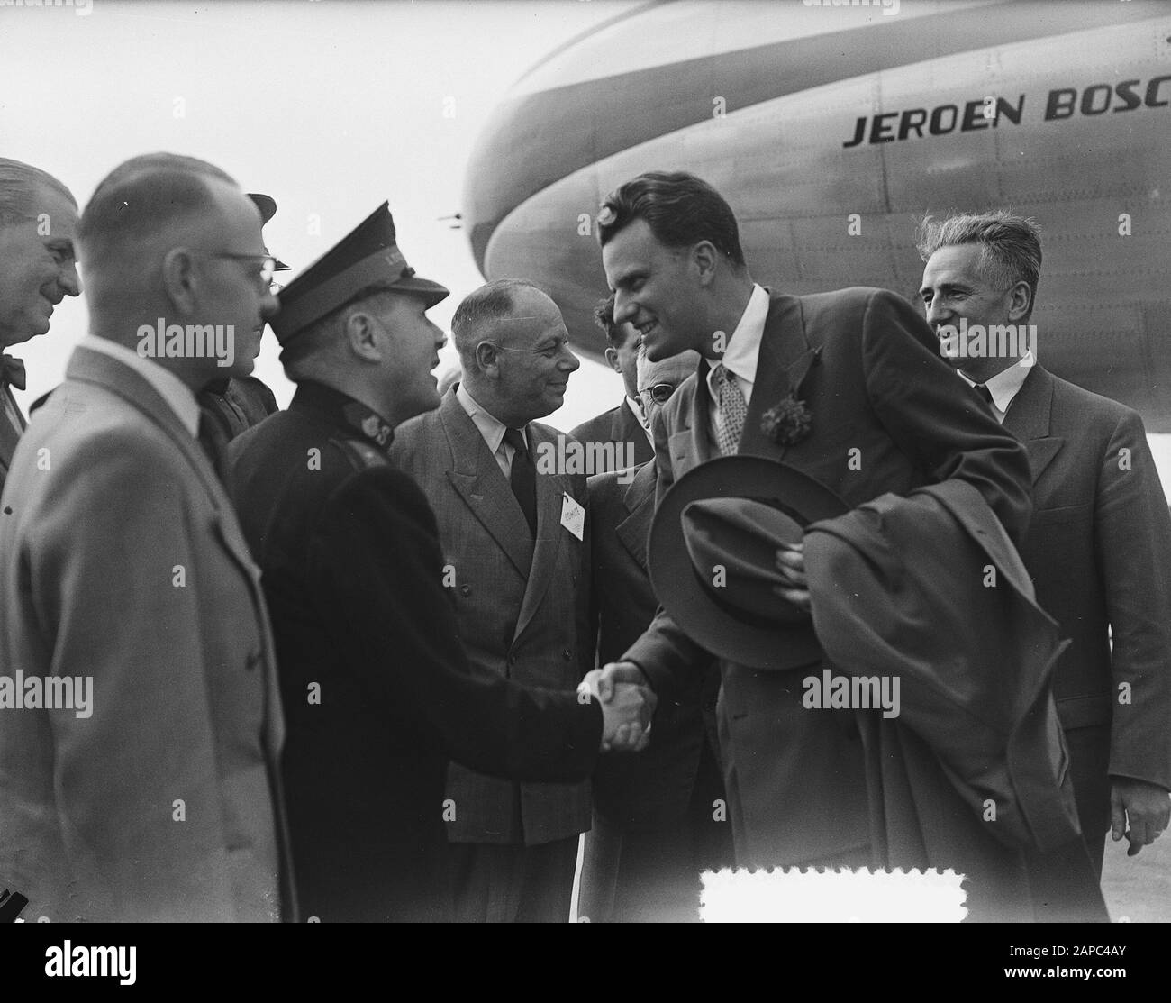 L'evangelista americano Billy Graham sarà accolto dal comitato Billy Graham all'arrivo a Schiphol. Nella parte anteriore sinistra è membro del bordo ds T.B. van Houten (1913-1989), nel 1954 predicatore ad Aalsmeer, anche traduttore dei vari libri di Graham in olandese Annotazione: Major L. Nijman dell'Esercito Di Salvezza e traduttore durante i discorsi scuote la mano. Data: 22 giugno 1954 luogo: Noord-Holland, Schiphol Parole Chiave: Saluti, evangelisti, aeroplani Nome personale: Graham, Billy, Houten, T.B. van, Nijman, L. Foto Stock