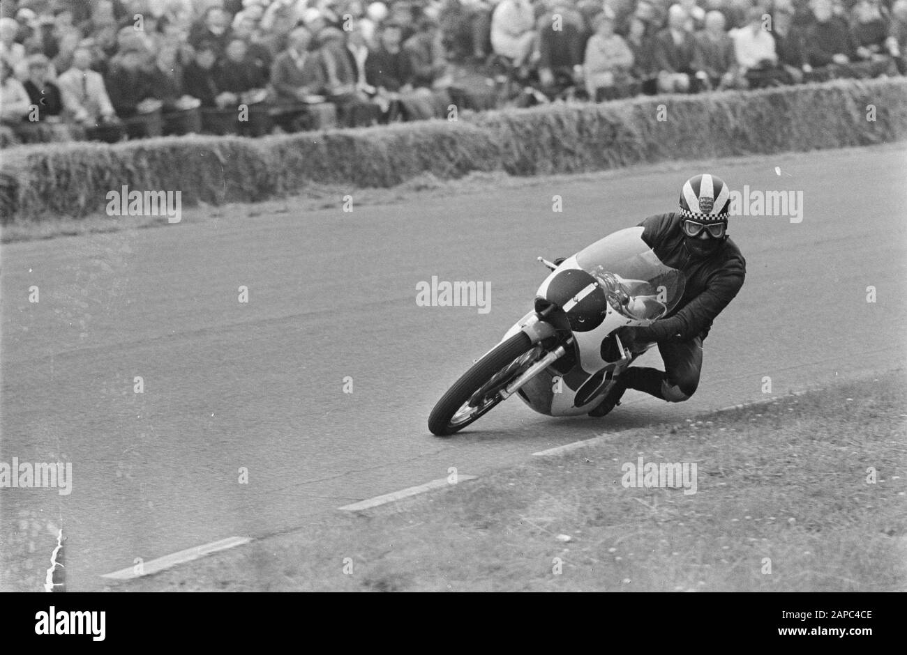 TT Assen 1967 Descrizione: Classe 250cc. Phil Read in azione (vincitore) Data: 24 giugno 1967 Località: Assen Parole Chiave: Motorsport Nome Persona: Read, Phil Foto Stock