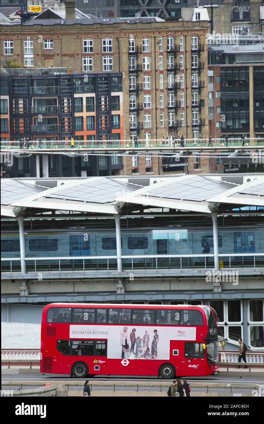 Londra. Blackfriars Railway Bridge e la stazione ferroviaria, il Millennium pedonale bridge e gli edifici del quartiere finanziario della City of London. Foto Stock