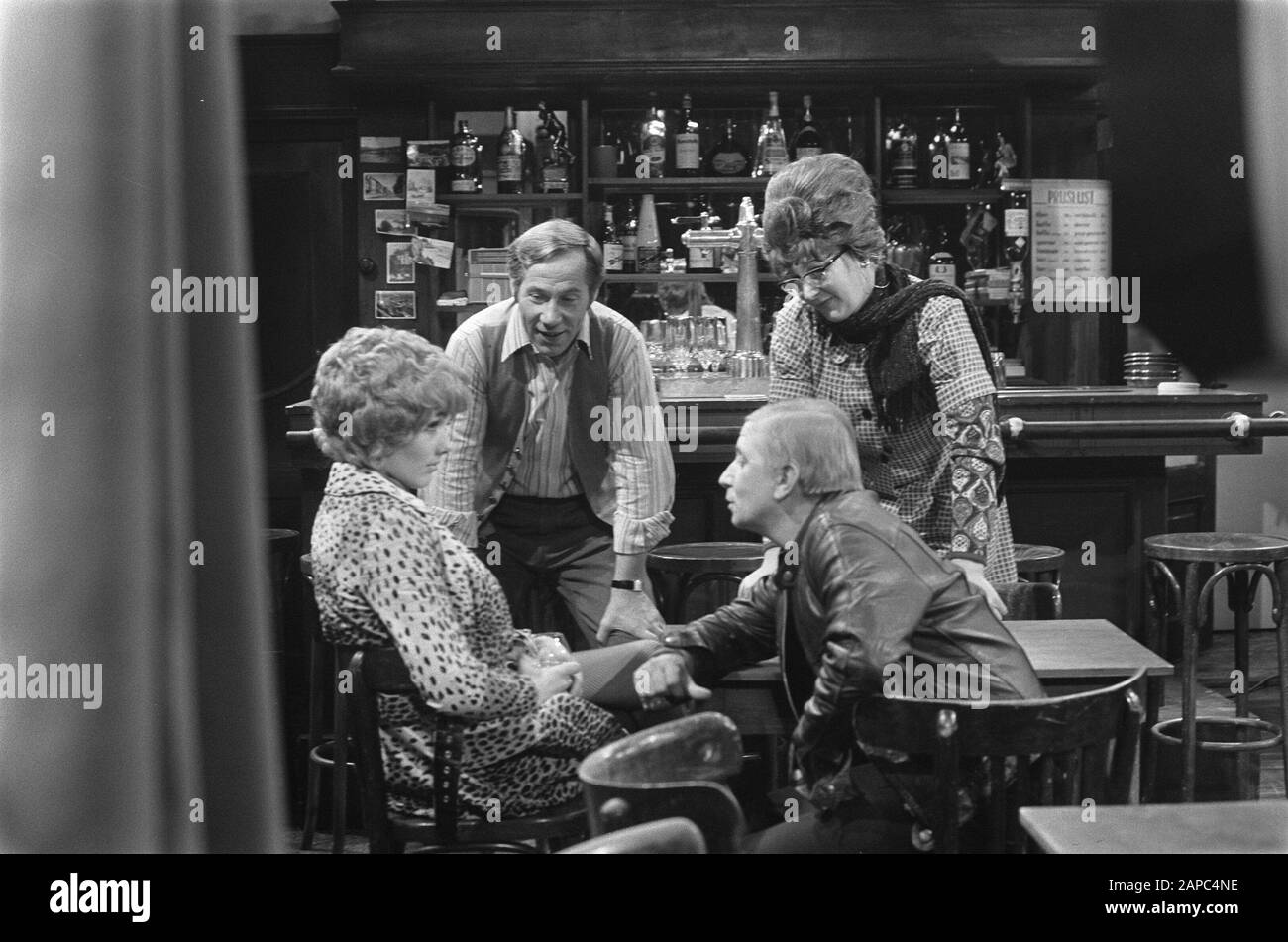 T Schaep con cinque gambe, gioco televisivo DEL KRO Descrizione: Episodio 2nd. Vlnr. Willeke Van Ammelrooy, Piet Römer, Leen Jongewaard, Adele Bloemendaal Data: 18 Novembre 1969 Parole Chiave: Drammi Televisivi Nome Personale: Ammelrooy, Willeke Van, Bloemendaal, Adele, Jongewaard, Leen, Römer, Piet Institution Name: Kro Foto Stock