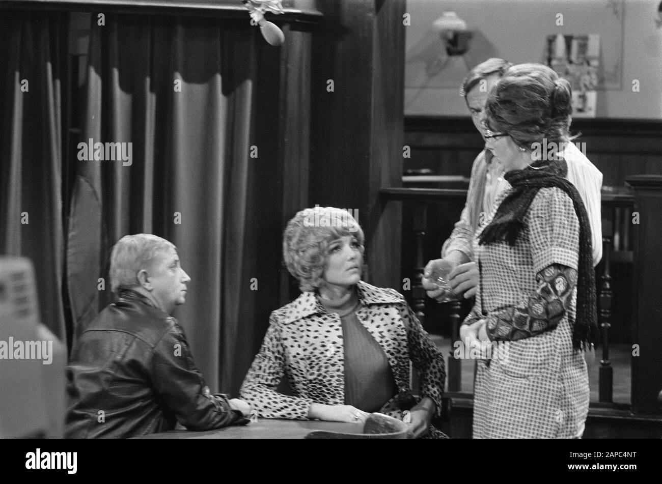 T Schaep con le 5 gambe, gioco televisivo DEL KRO Descrizione: Episodio 2nd. Vlnr. Leen Jongewaard, Willeke Van Ammelrooy, Piet Römer, Adele Bloemendaal Data: 18 Novembre 1969 Parole Chiave: Drammi Televisivi Nome Personale: Ammelrooy, Willeke Van, Bloemendaal, Adele, Jongewaard, Leen, Römer, Piet Institution Name: Kro Foto Stock
