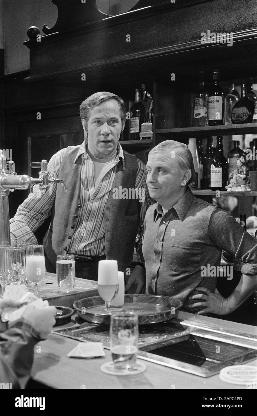 T Schaep con cinque gambe, gioco televisivo DEL KRO Descrizione: Episodio 2nd. Piet Römer e Leen Jongewaard (a destra) Data: 18 novembre 1969 Parole Chiave: Drammi televisivi Nome personale: Jongewaard, Leen, Römer, Piet Nome istituzione: Kro Foto Stock