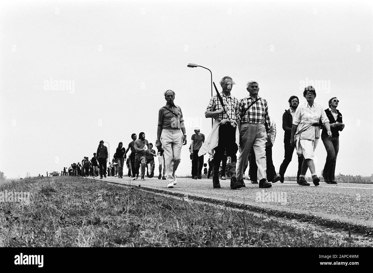 63rd Walkvierdaagse van Nijmegen 1979 Descrizione: 2nd giorno; escursionisti in viaggio a Wychen Data: 18 Luglio 1979 posizione: Gelderland, Wijchen Parole Chiave: Tempo libero, escursioni Foto Stock
