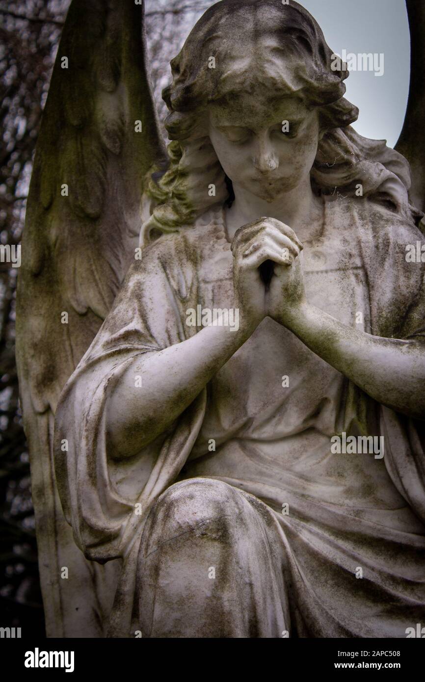 Chiesa/Tempio E Angeli Piangenti Foto Stock