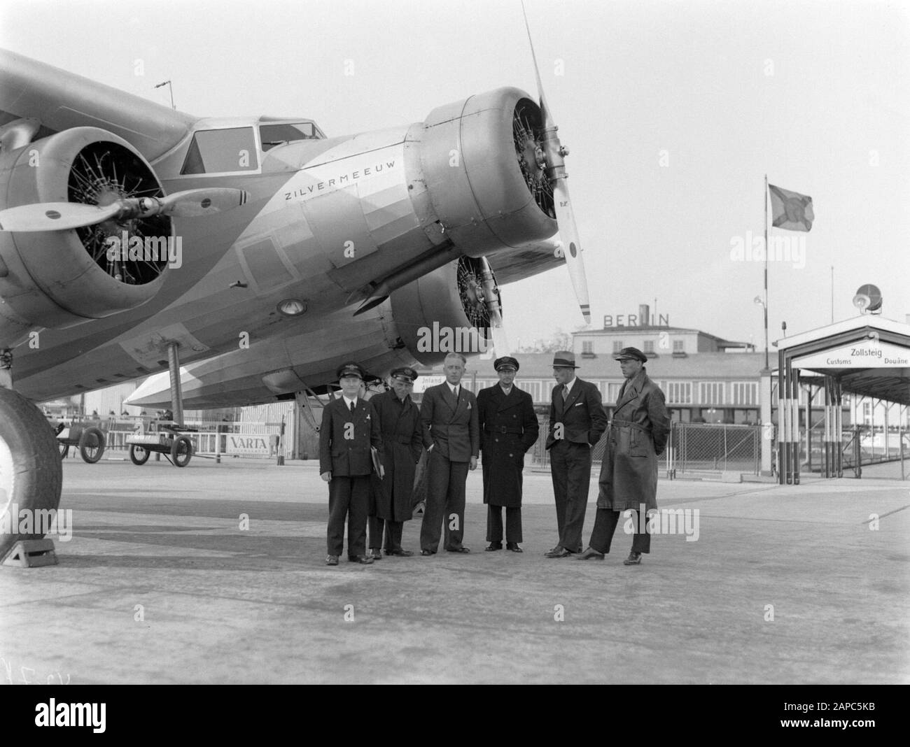 Aeroporto Berlin - Tempelhof Descrizione: 3rd da sinistra Harry Laponder, 4th dal pilota di sinistra Willem Beekman al Fokker F.XX PH-AIZ Zilvermeeuw Data: Ottobre 1934 posizione: Berlino, Germania Parole Chiave: Aviazione, compagnie aeree, piloti, aeromobili, personale aeronautico, aeroporti Nome istituto: Berlin-Tempelhof Foto Stock