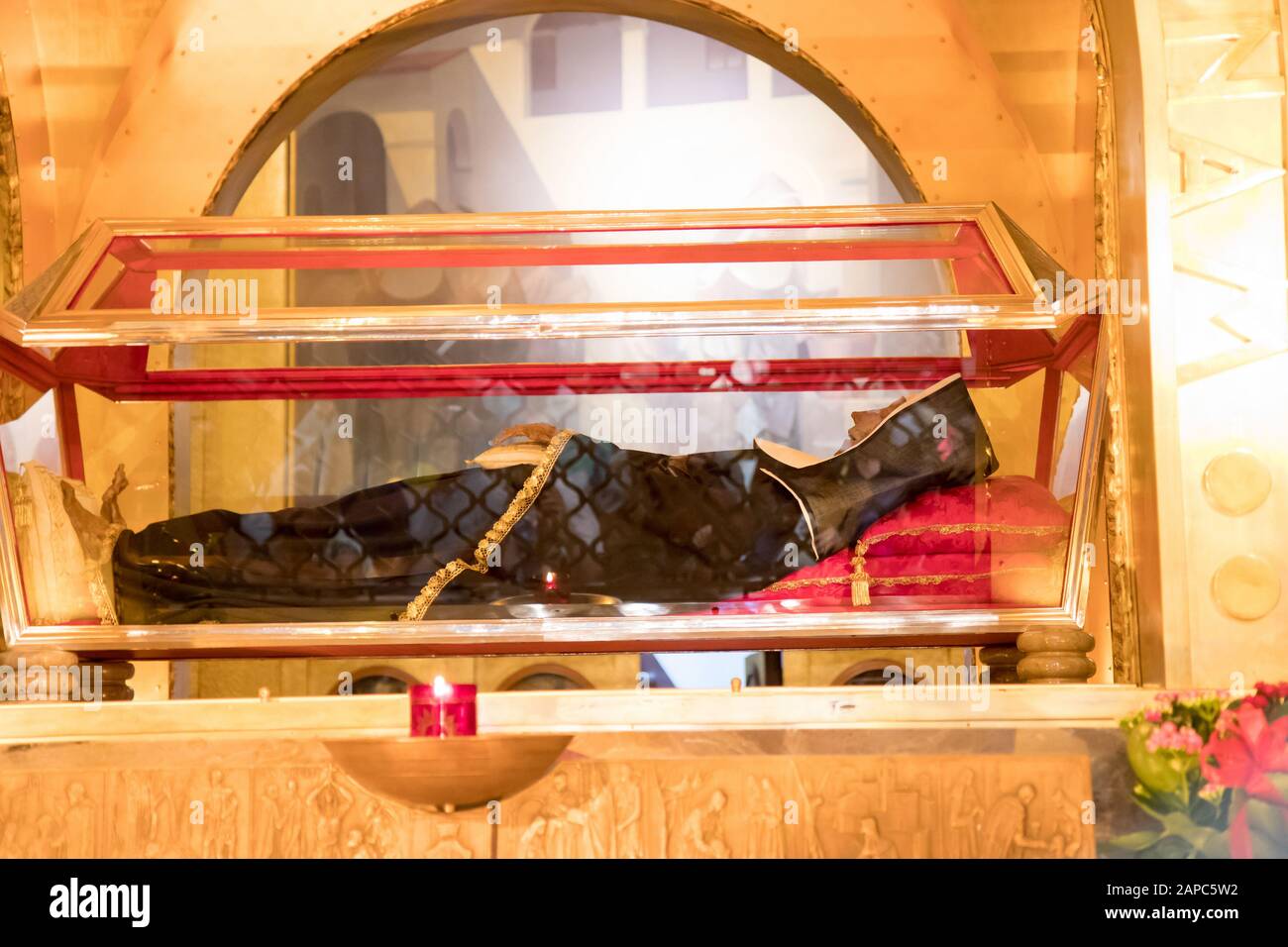 Cascia, Italia 29 giugno 2019: Tomba di Santa Rita con il suo corpo  incorrotto presso la Basilica Foto stock - Alamy