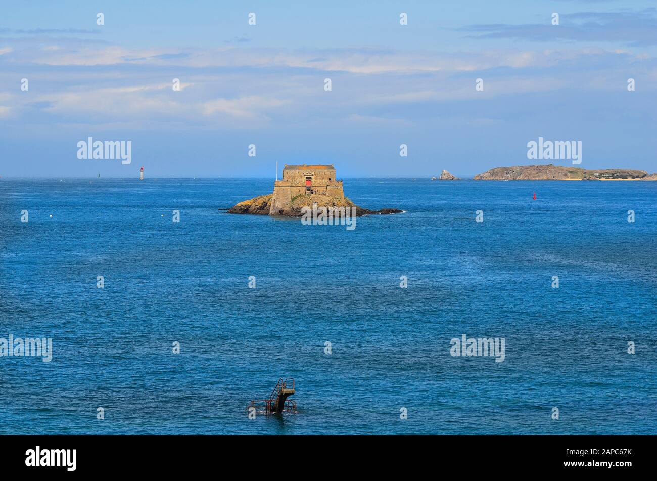 Francia, Bretagna, St.Malo, Fort Du Petit-Be, in primo piano una piattaforma di immersione da una piscina che può essere utilizzato solo dalla bassa marea Foto Stock