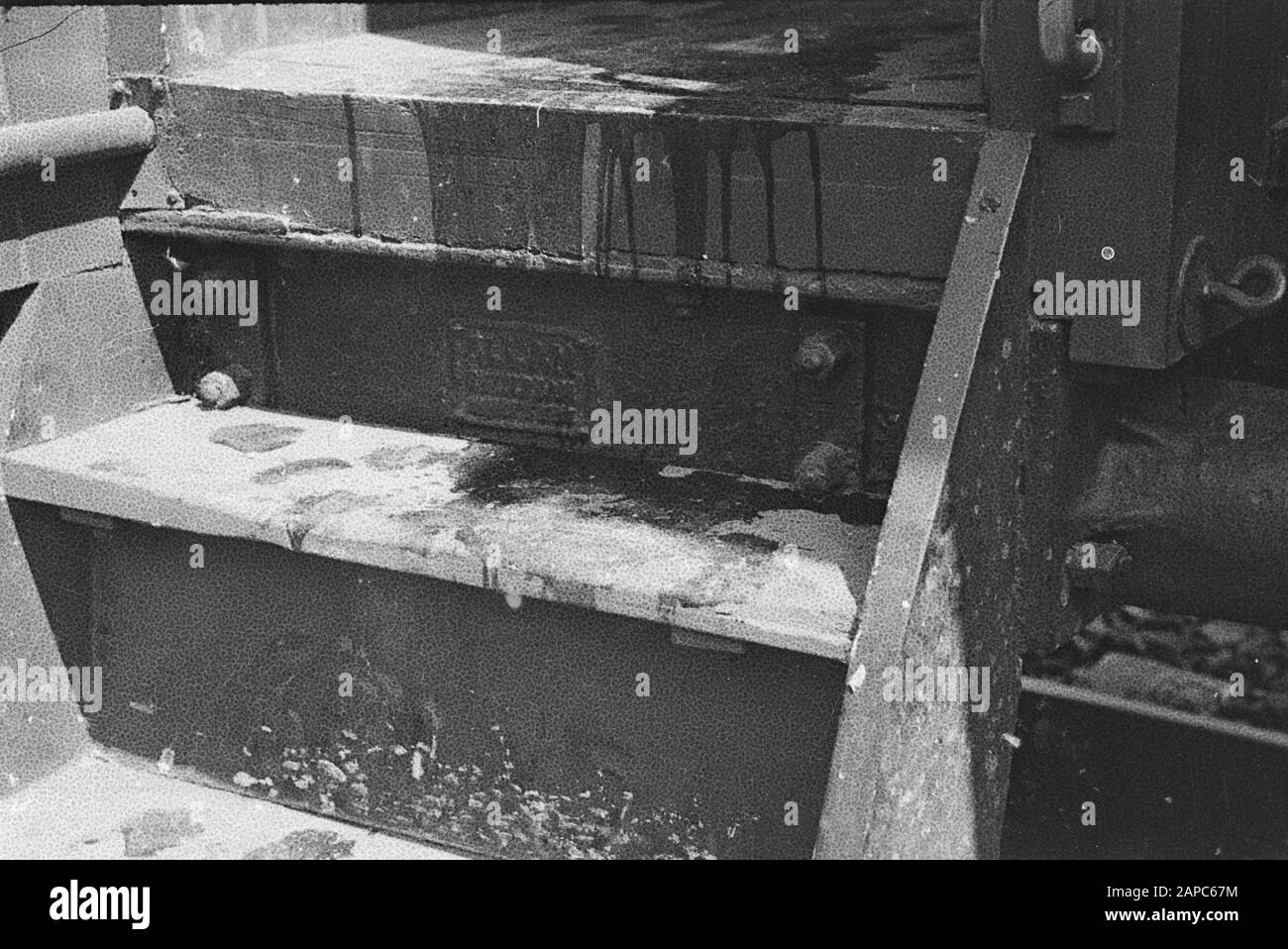 Relè 5-7 R.I. Descrizione vuota: 5-7 RI organizzato il compleanno del Principe Bernhard in Batavia una corsa di staffetta del J.P. Coen Foundation, il luogo dove la parte è la stazione, al palazzo del tenente governatore generale, Dr. H.J. van Mook. Per mezzo di questo relè, un certificato in cui 5-7 RI espresso la sua fedeltà alla nostra casa reale è stato portato al palazzo del governatore e consegnato a lui. Il relè era gestito da 21 uomini di 5-7 R.I. L'ultimo runner si è chiuso tra le due file di dieci, formate dagli altri runner, su cui tutto è marciato fino alla fase di imbarco, dove il tenente governatore Gen Foto Stock