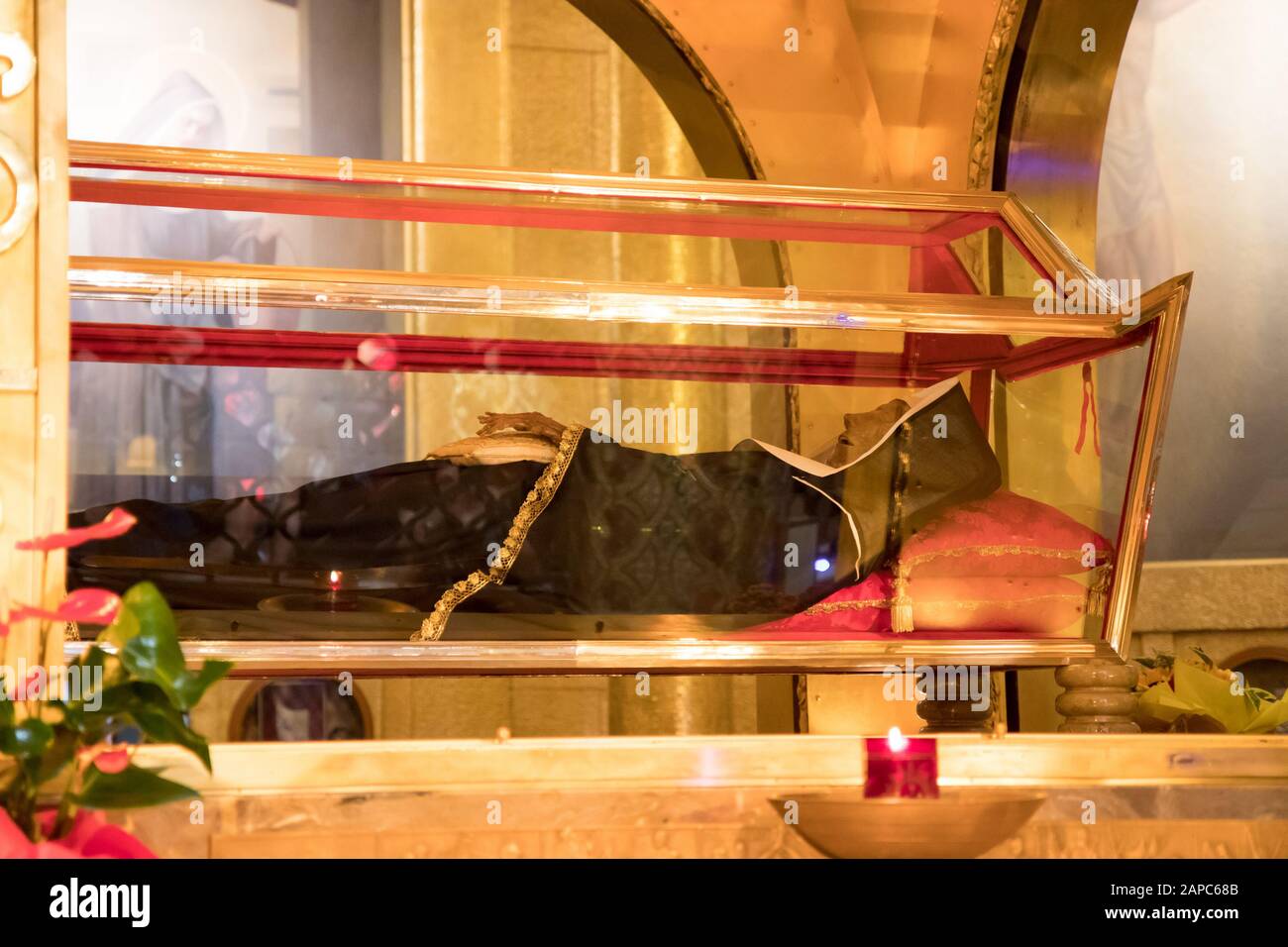 Cascia, Italia 29 giugno 2019: Tomba di Santa Rita con il suo corpo incorrotto presso la Basilica. Foto Stock