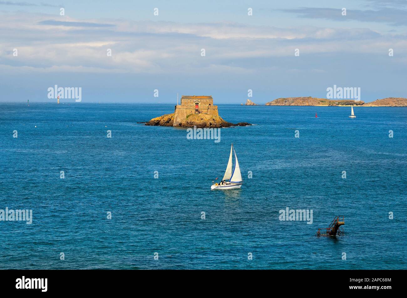 Francia, Saint Malo, Fort Du Petit-Be e in primo piano una piattaforma di immersione da una piscina che può essere utilizzato solo dalla bassa marea Foto Stock