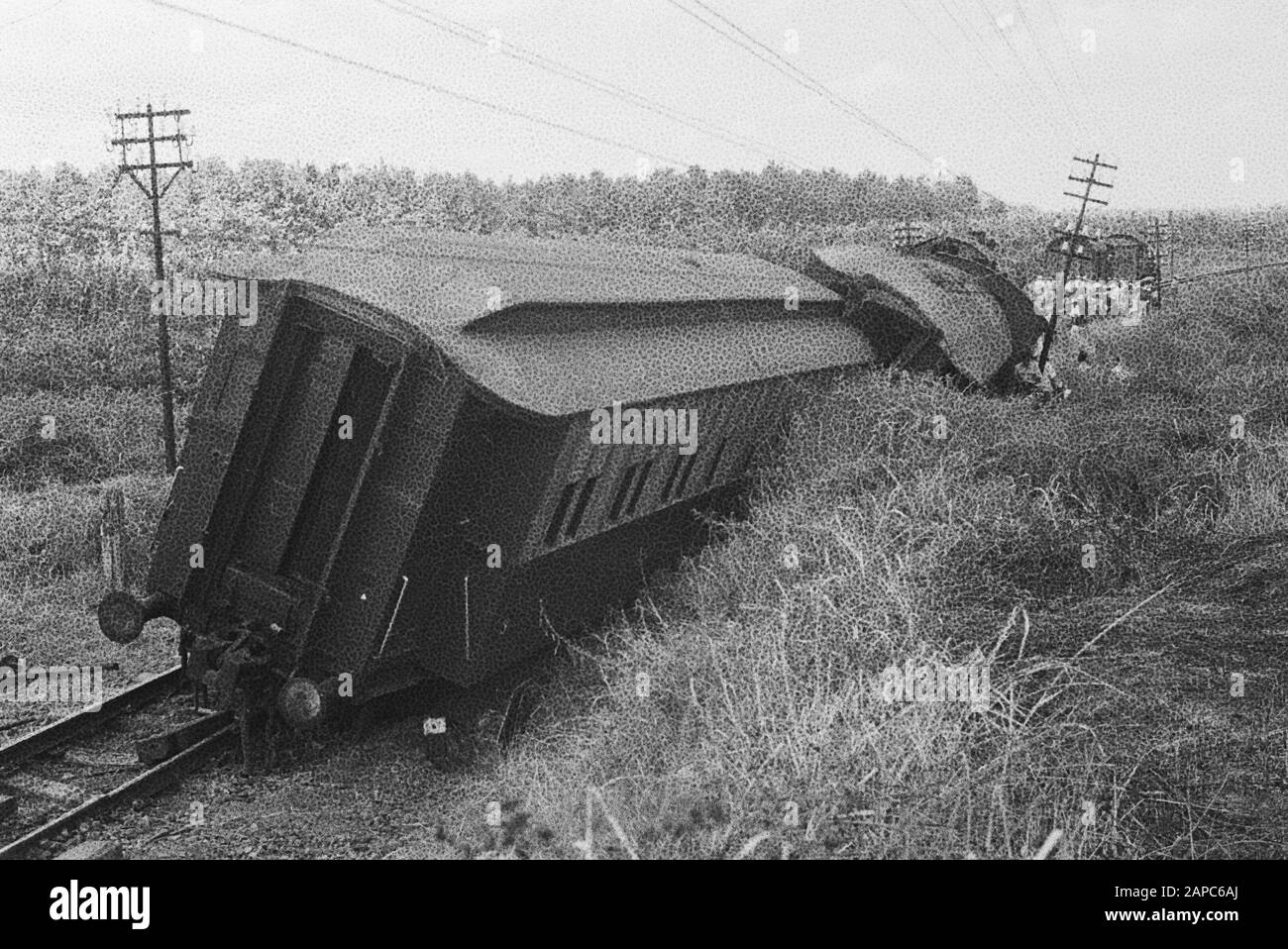 Relè 5-7 R.I. Descrizione vuota: 5-7 R.I. organizzato il compleanno del Principe Bernhard a Batavia una corsa di staffetta del J.P. Coen Foundation, il luogo dove la parte è la stazione, al palazzo del tenente governatore generale, Dr. H.J. van Mook. Per mezzo di questo relè, un certificato, in cui 5-7 R.I. espresso la sua fedeltà alla nostra casa reale, è stato portato al palazzo del governatore e consegnato a lui. Il relè era gestito da 21 uomini di 5-7 R.I. L'ultimo runner si è chiuso tra le due file di dieci, formate dagli altri runner, su cui tutto è marciato fino al palcoscenico d'imbarco, dove Governa il tenente Foto Stock