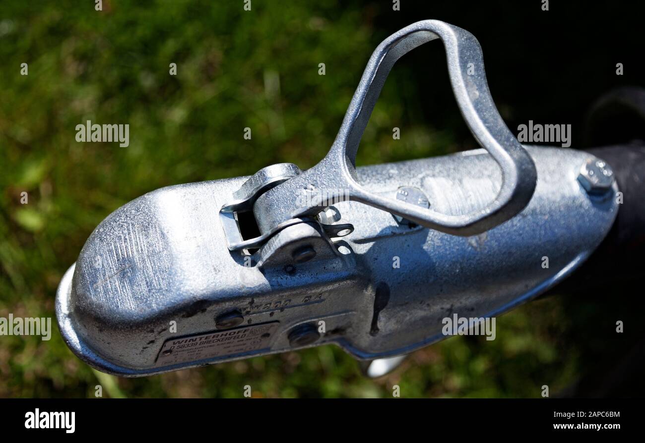 Umea, Norrland Svezia - 23 luglio 2019: Collegamento tra caravan e auto Foto Stock