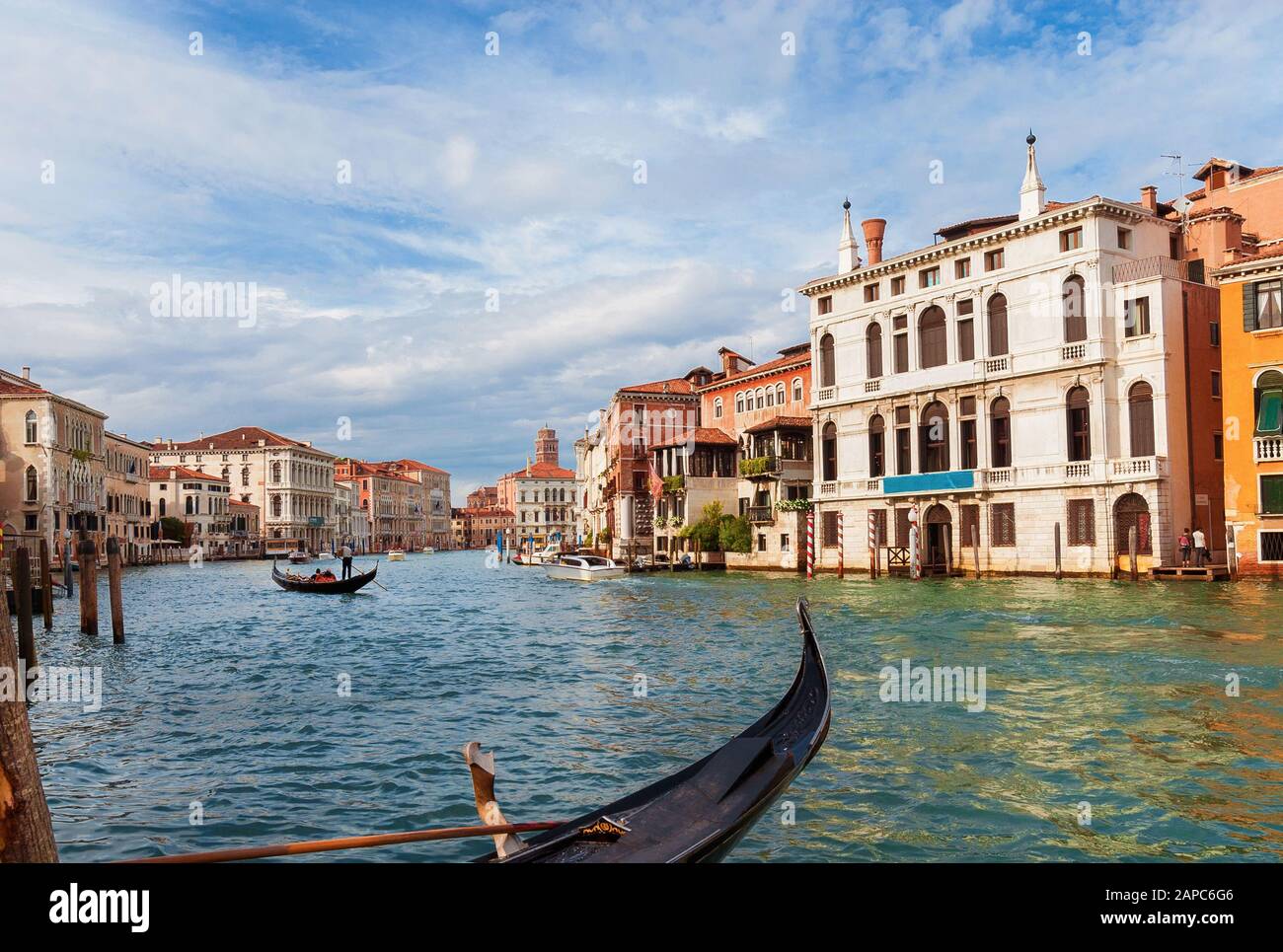 Un giro in gondola lungo il famoso e bellissimo Canal Grande nel centro di Venezia Foto Stock
