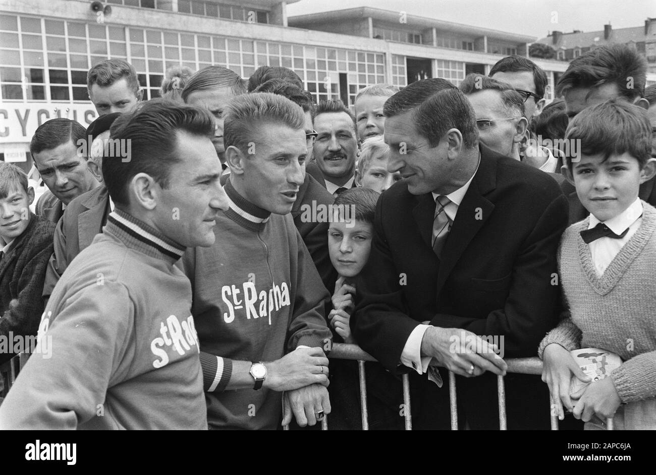 Tour de France 1964 Descrizione: 51st Tour de France 1964. Anquetil in conversazione con il pubblico Data: 22 Giugno 1964 Località: Francia, Rennes Parole Chiave: Conversazioni, pubblico, sport, ciclismo Nome personale: Anquetil, Anquetil Jacques Nome istituzione: Tour de France Foto Stock