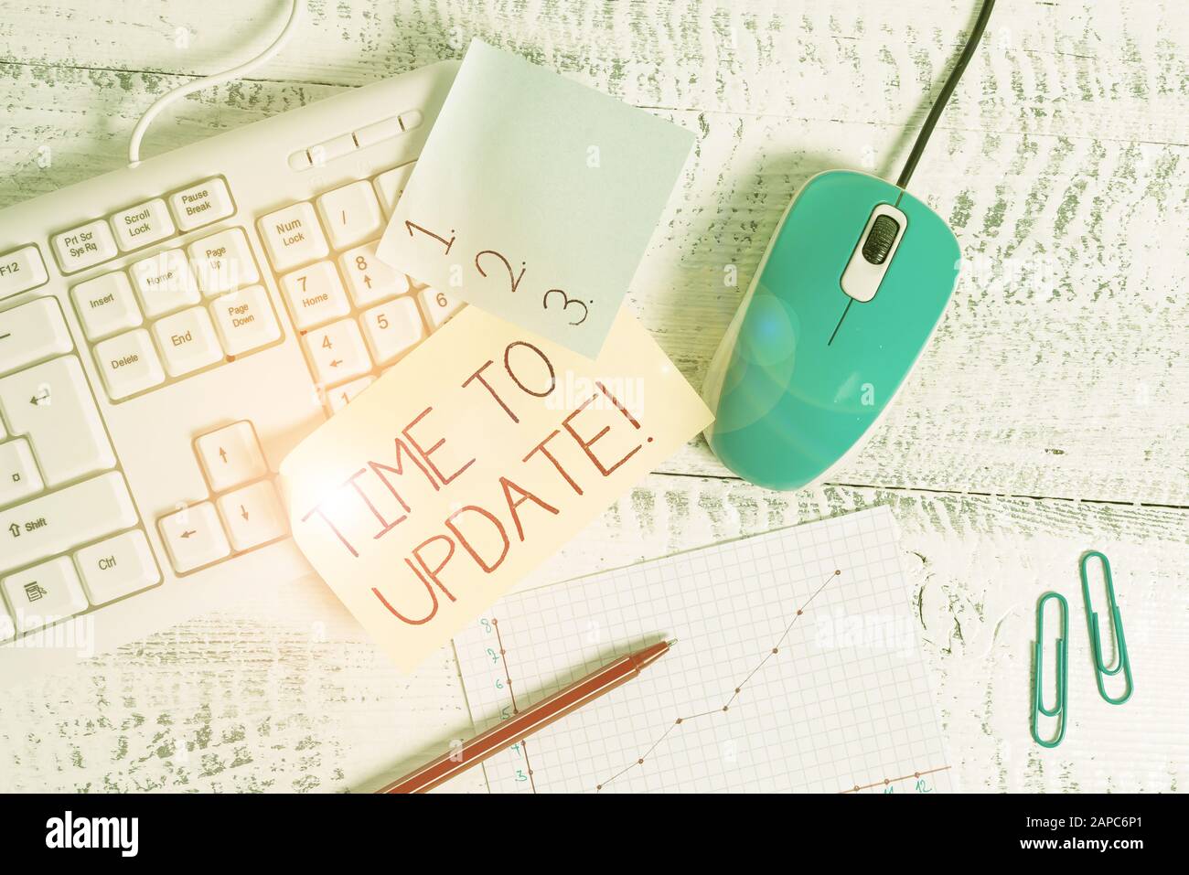 Scrittura della nota che mostra Il Tempo Di aggiornamento. Concetto di business per l'atto di suggerire ufficialmente qualcuno per un lavoro o posizione Di Scrittura attrezzature e comput Foto Stock