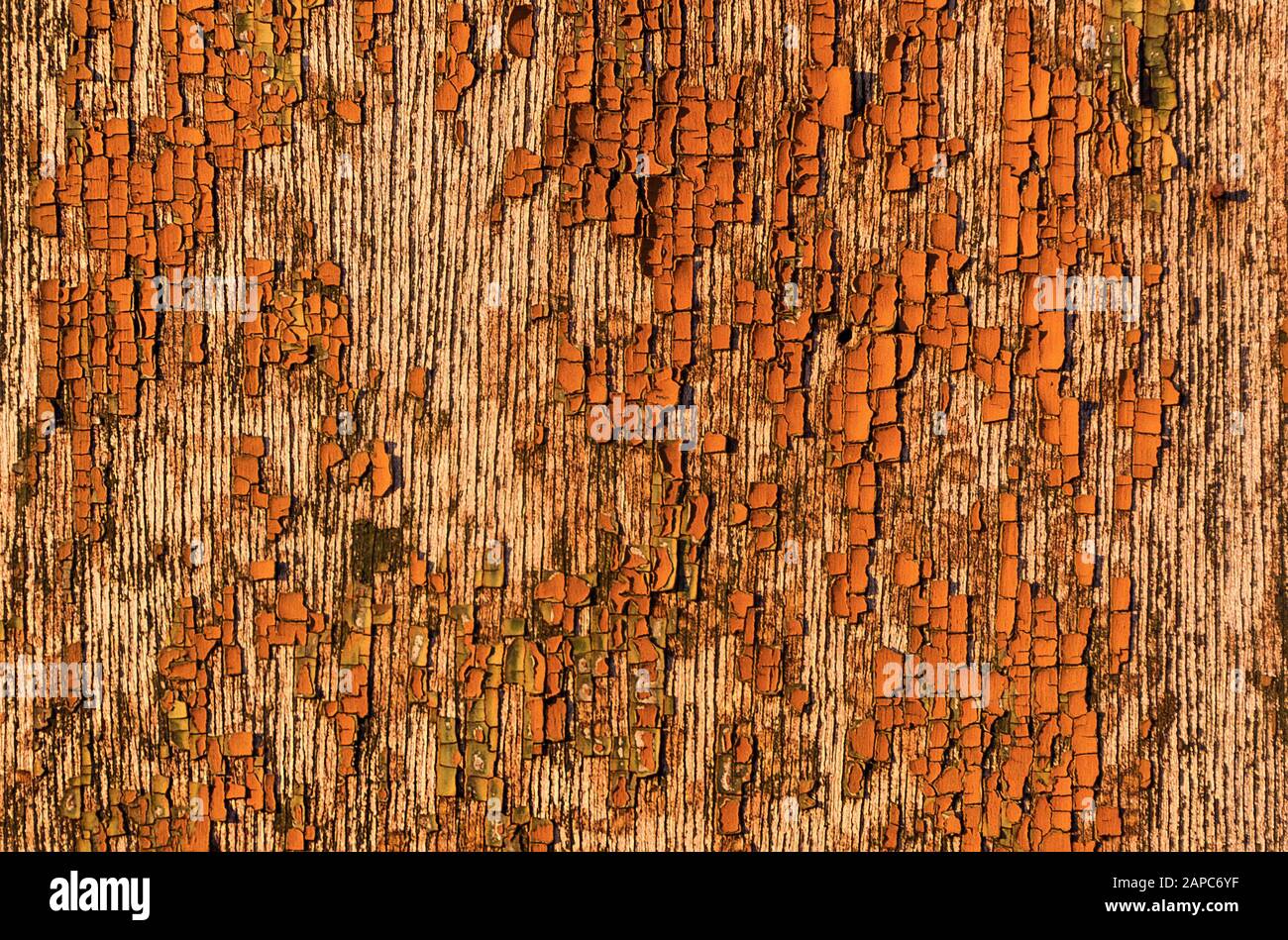 Vecchie tavole di legno con vernice marrone usurata come sfondo Foto Stock