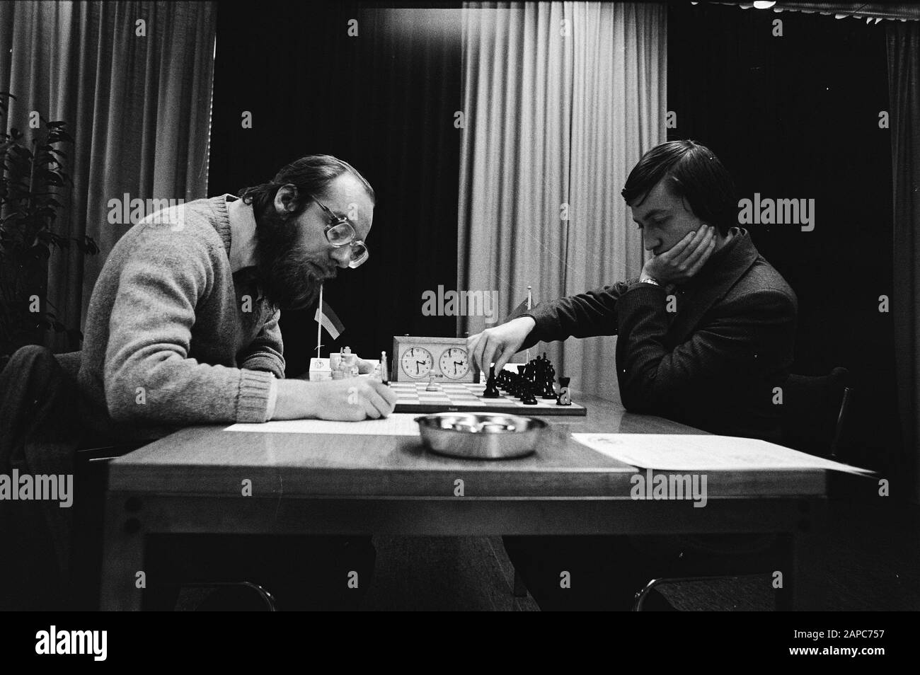 Interpolis Chess Tournament a Tilburg Descrizione: 6th Round, Karpov (r) contro Huhner Data: 8 novembre 1979 luogo: Noord-Brabant, Tilburg Parole Chiave: Scacchi, sport, tornei Nome personale: Hübner, Robert, Karpov, Anatoli Foto Stock