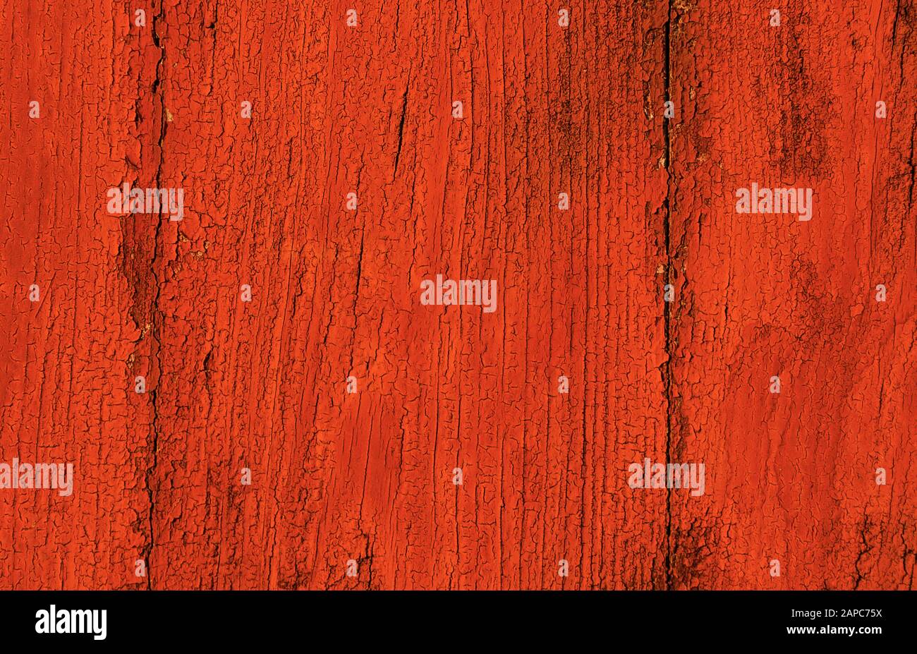 Vecchia tavola di legno con vernice rossa usurata come sfondo Foto Stock