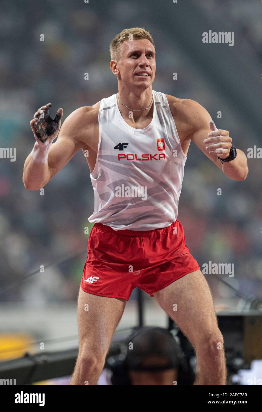 Doha - QATAR - 0CT 1: Piotr Lisek di Polonia compete nella finale Men's Pole Vault durante il quinto giorno del 17th IAAF World Athletics Championships Doha 201 Foto Stock