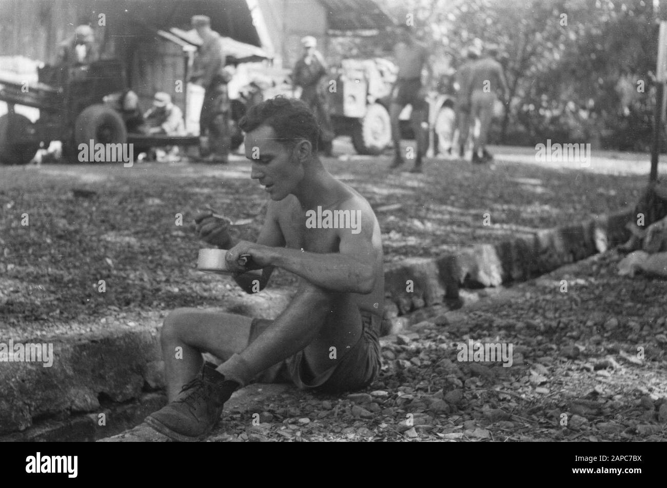 PalembangDescription: 8 (IV) truppe di scossa di battaglione) in Battturaja a Sumatra del sud. "Almeno questo è qualcosa di diverso da quelle razioni di campo. " Arie Roeleveld di Aalten raccoglie la sua Stoottroepershart ad un pasto fresco Annotation: Operation Utrecht dal 21 al 29 luglio 1947 Date: July 1947 Location: Indonesia, Dutch East Indies, Sumatra Foto Stock