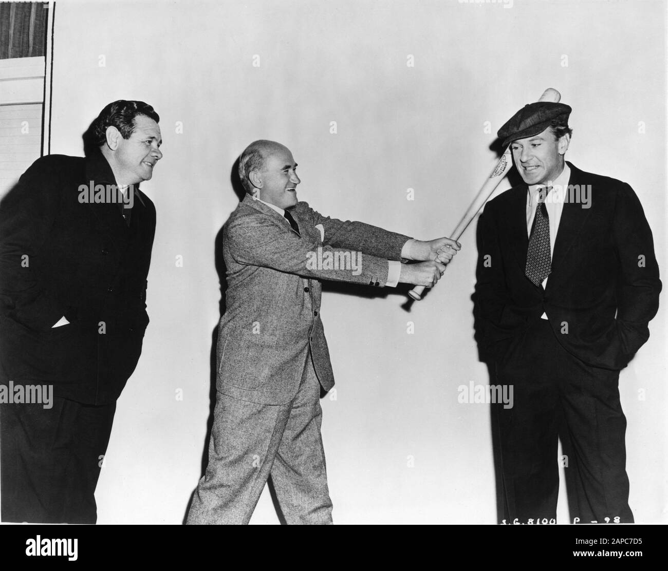 Babe RUTH produttore SAMUEL GOLDWYN e la stella GARY COOPER pubblicità gag girato durante le riprese dell'ORGOGLIO DEL direttore DEGLI YANKEES 1942 SAM WOOD la storia della vita e della carriera del giocatore di baseball LOU GEHRIG storia originale Paul Gallico The Samuel Goldwyn Company / RKO radio Pictures Foto Stock