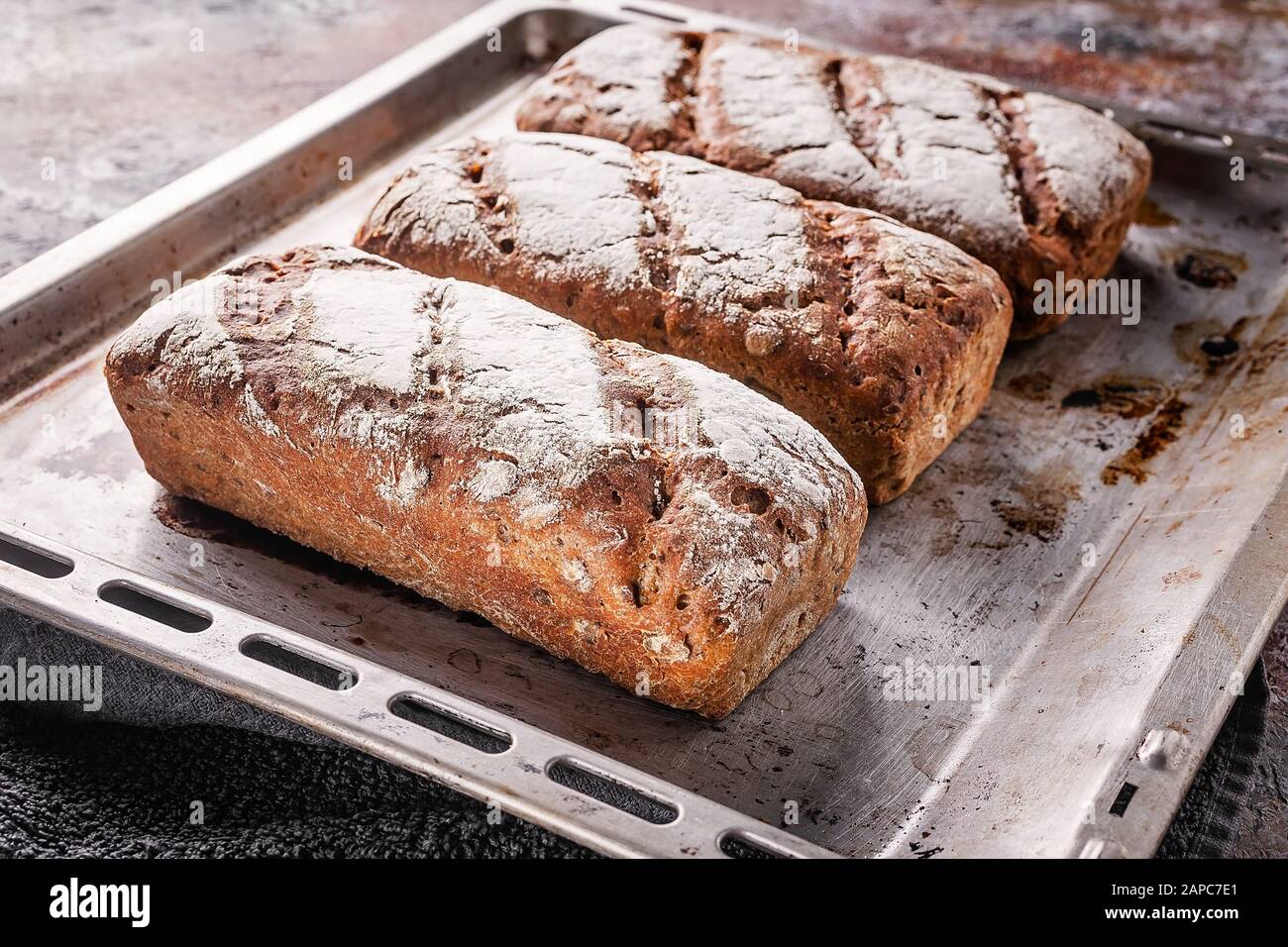 Pane cotto. Pane di farina di segale appena sfornato con semi di girasole e zucca. Foto Stock