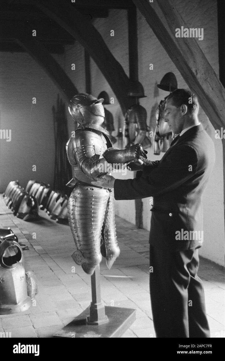 80 Bodyarmours presentato nel salone delle armi del Muiderslotcastle nel comune di Muiden nel maggio 1960; Foto Stock