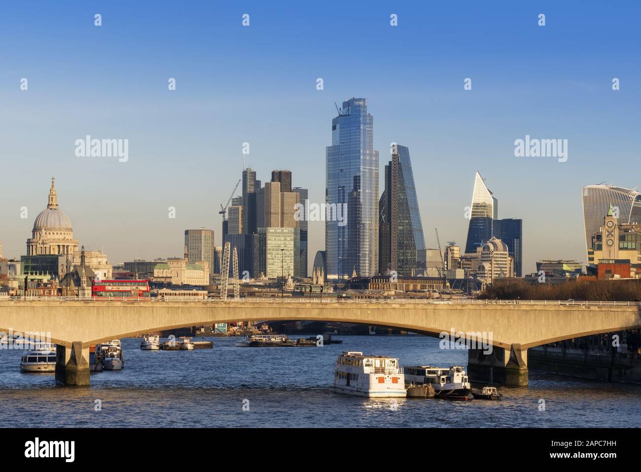 La cattedrale di St. Paul, i grattacieli del quartiere finanziario della City of London e il ponte di Waterloo Foto Stock