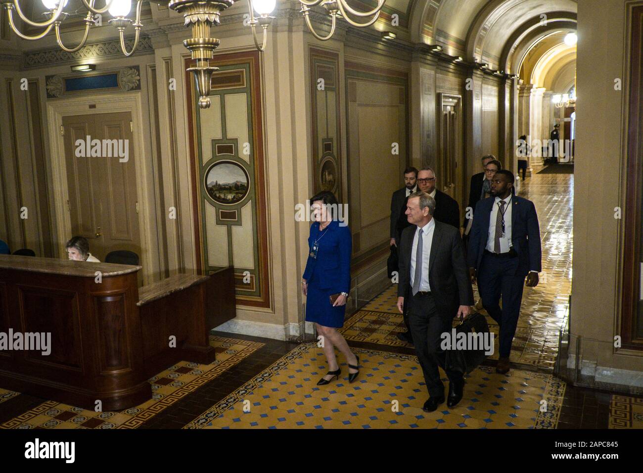 La Giustizia Capo della Corte Suprema John Roberts arriva al Campidoglio degli Stati Uniti il giorno due del processo di impeachment del presidente Donald Trump mercoledì 22 gennaio 2020 a Washington, DC. I responsabili della Camera iniziano a presentare il loro caso per la rimozione dall'ufficio durante 24 ore distribuite su tre giorni. Justice Roberts presiederà i cento senatori statunitensi che serviranno da giudici per decidere se togliere Trump dal suo incarico per abusare del potere facendo pressioni sull’Ucraina per favori politici personali. Foto di Pete Marovich/UPI Foto Stock