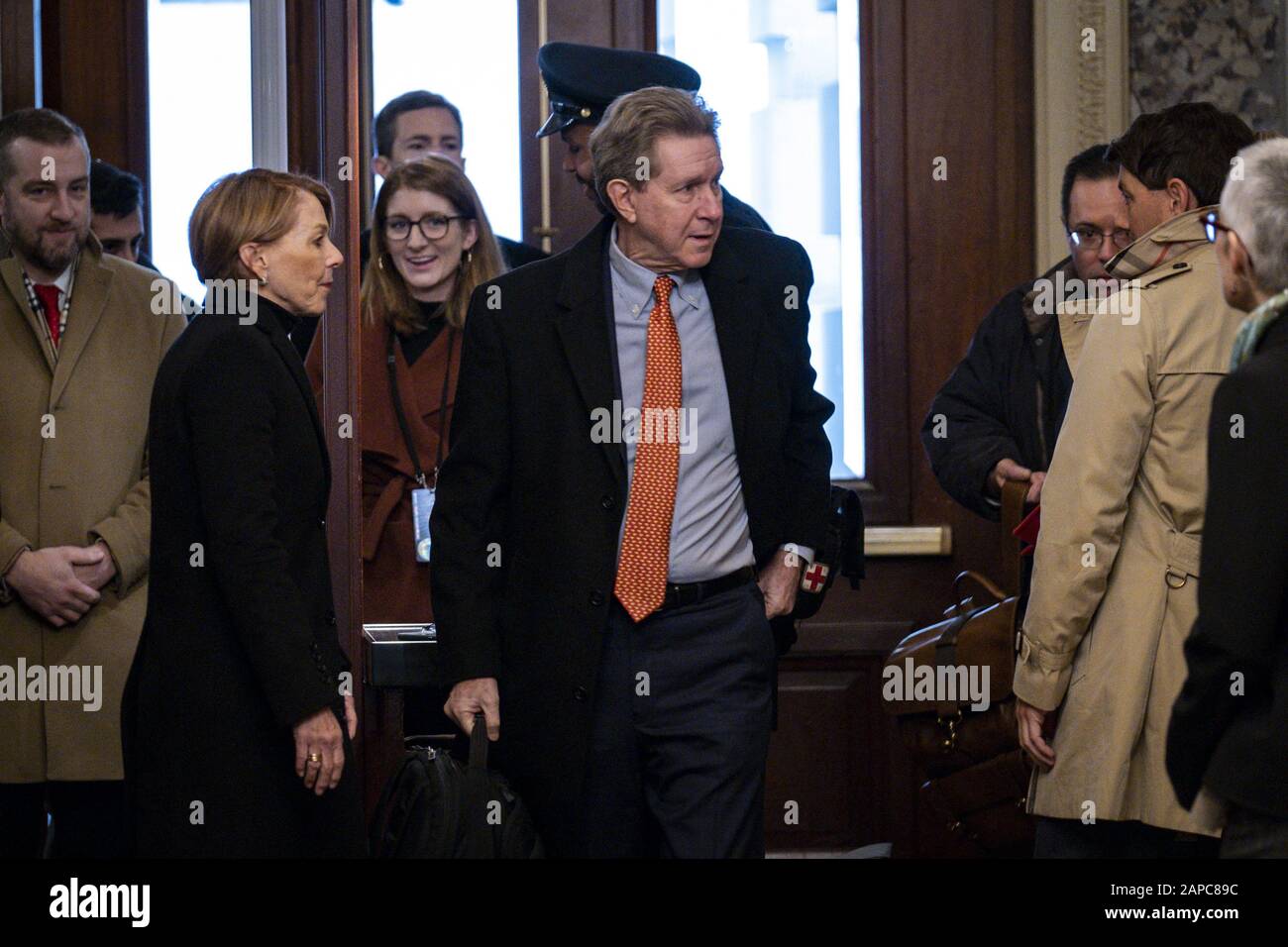 Gli avvocati Jane e Martin Raskin, membri della squadra di difesa del presidente Trump, arrivano al Campidoglio degli Stati Uniti il giorno due del processo di impeachment del presidente Donald Trump mercoledì 22 gennaio 2020 a Washington, DC. I responsabili della Camera iniziano a presentare il loro caso per la rimozione dall'ufficio durante 24 ore distribuite su tre giorni. Cento senatori degli Stati Uniti serviranno da giudici per decidere se rimuovere Trump dal loro incarico per abusare del potere facendo pressioni sull'Ucraina per favori politici personali. Foto di Pete Marovich/UPI Foto Stock